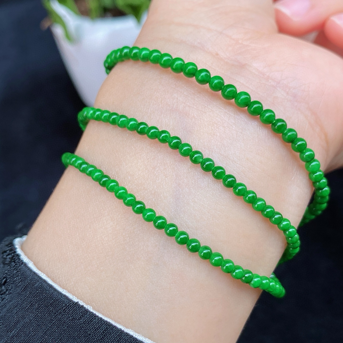 辣阳绿小米珠珠链 
冰种质地，色浓郁鲜亮
圆珠均匀，光泽细腻
可以置于颈间佩戴，或是缠绕于手腕～