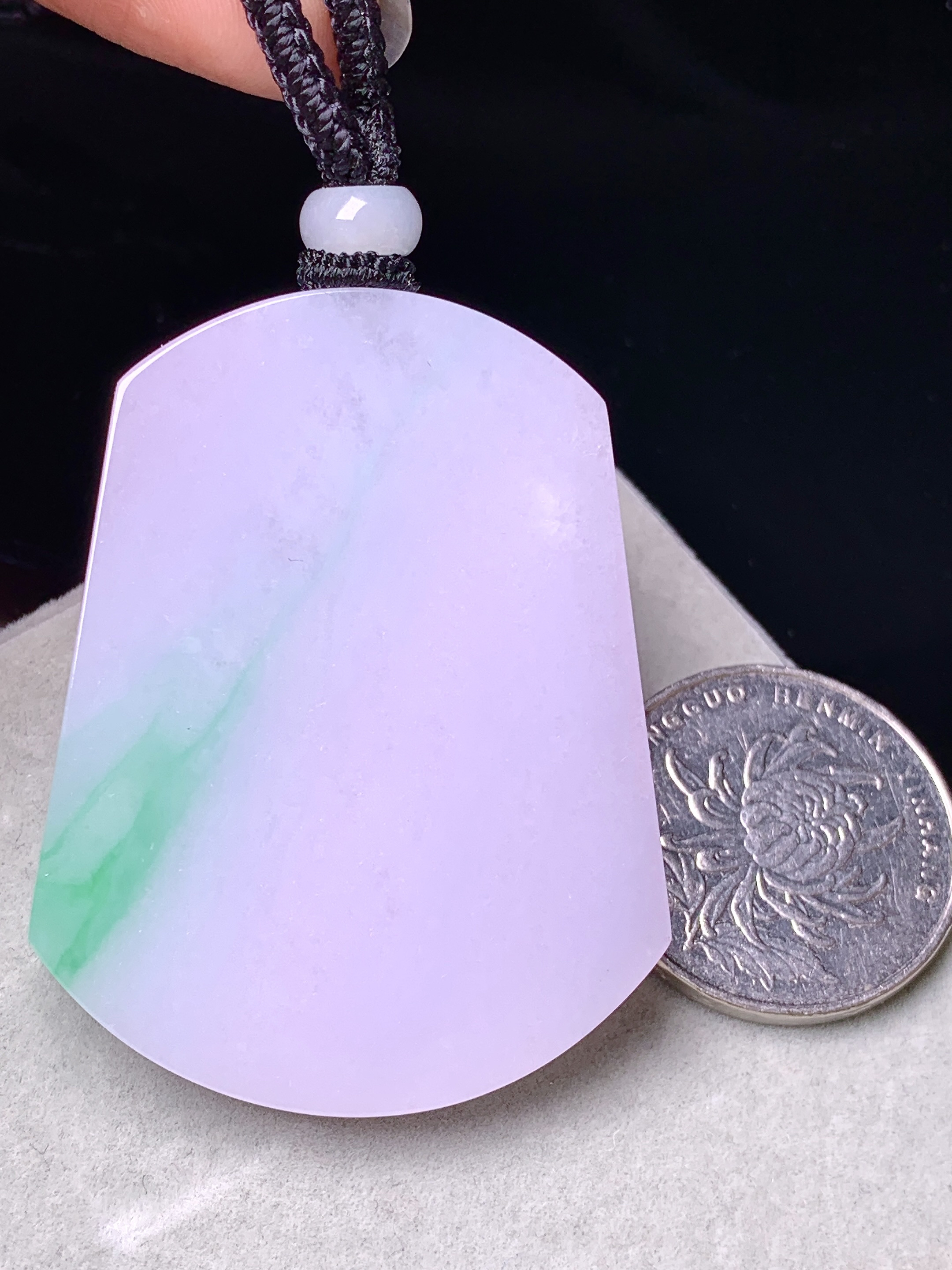 淡紫罗兰飘绿无事牌吊坠 玉质细腻 色泽艳丽清新 水润亮眼 整体尺寸49.5*38.2*5.7w1