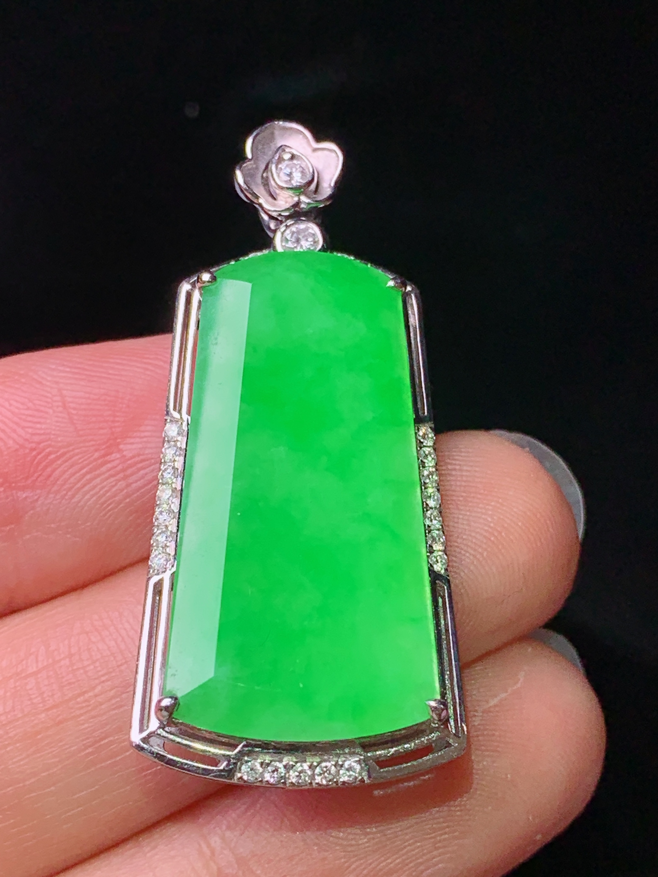 18k金钻镶嵌翠绿无事牌吊坠 玉质细腻 色泽艳丽清新 水润亮眼 整体尺寸39.2*17.5*7.3g1