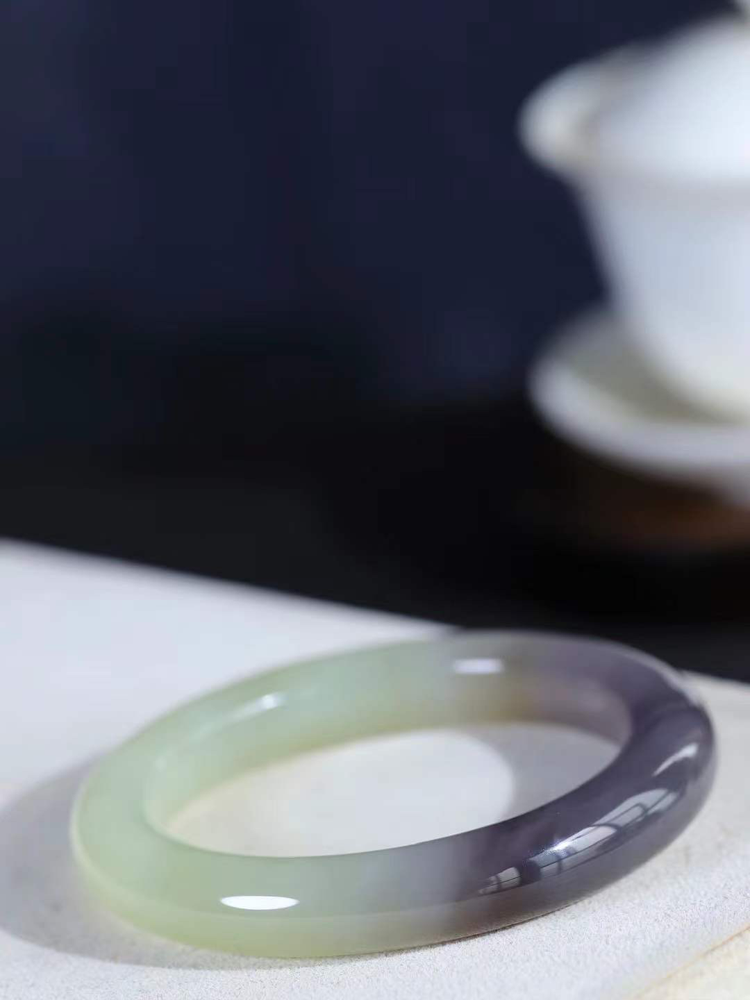 （温柔雅致.手镯）

精品️和田玉双色手镯。镯型饱满，温润细腻，脂润沁香。️执一卷书，沏一盏茶，着一袭裙，戴一只镯。淡淡浅笺，素心若兰，静赏玉中诗画。悠悠岁月，芊手轻摘，盛满诗样芳华。重55.6克   尺寸54.5-11-10.4mm    FDL-66362333