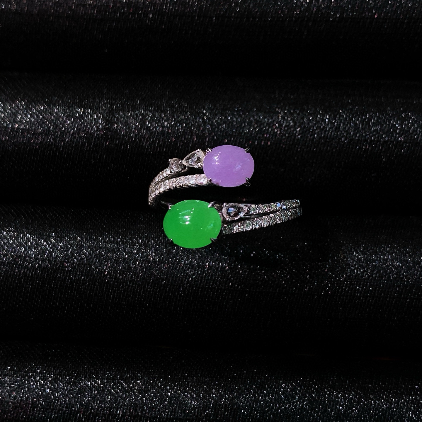 双色蛋面戒指 
紫罗兰的温柔与阳绿的贵气碰撞
让人眼前一亮，实物更美～
18k金镶嵌，佩戴美观大方！