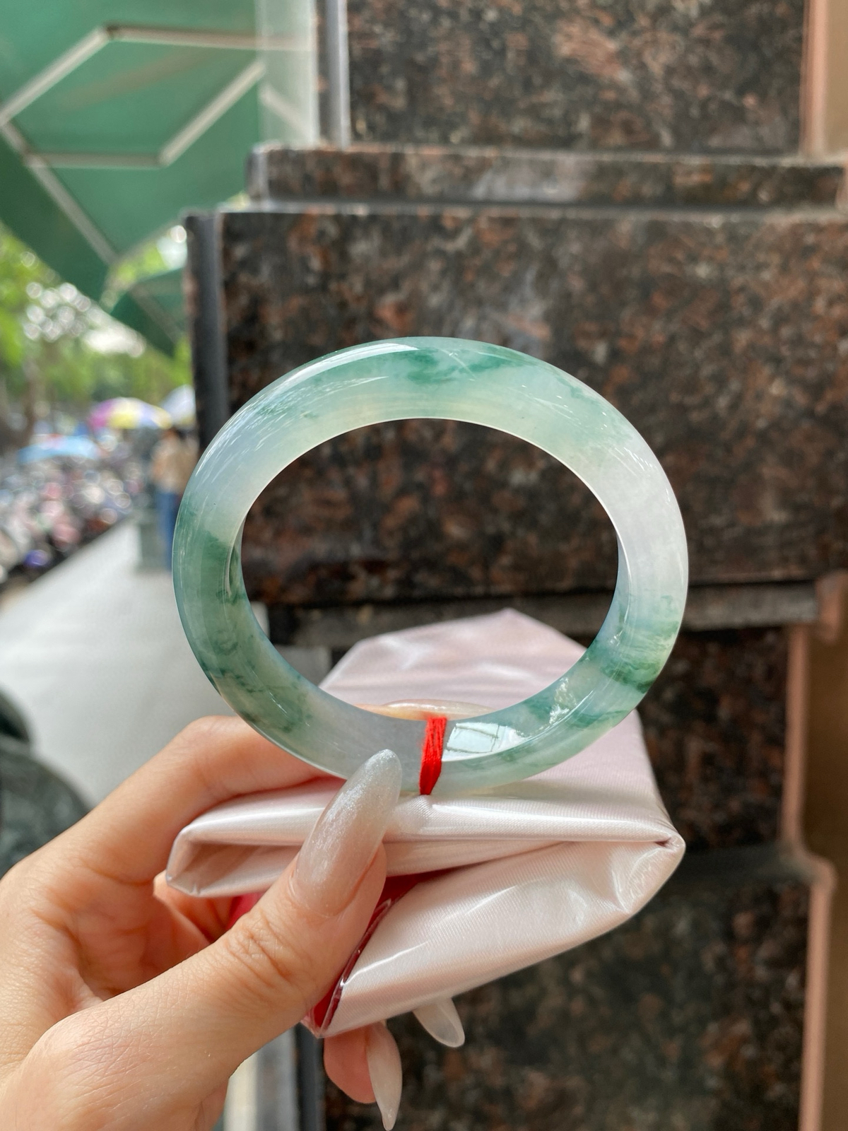 【冰蓝飘花手镯】
尺寸：55.8-12.1-8.9
自然光无滤镜，原图直出