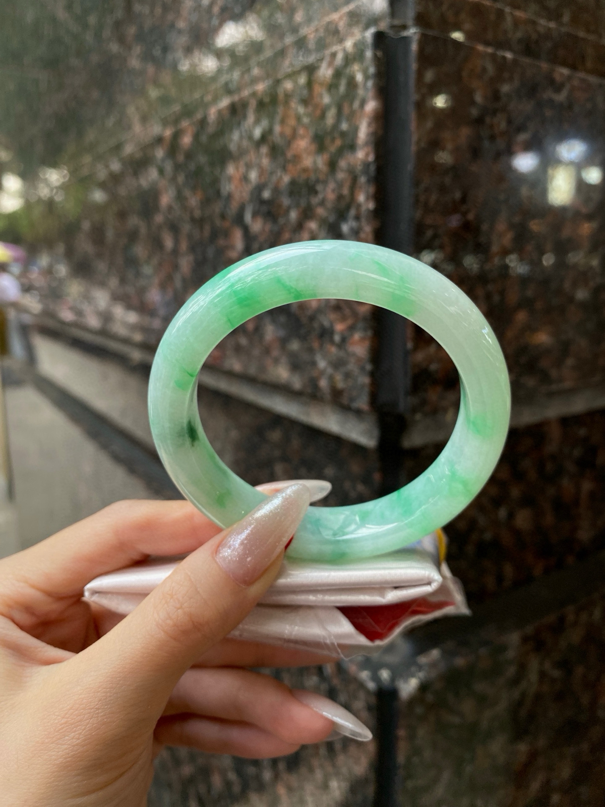 【阳绿花手镯】
尺寸：57.8-13-9.2
自然光无滤镜，原图直出