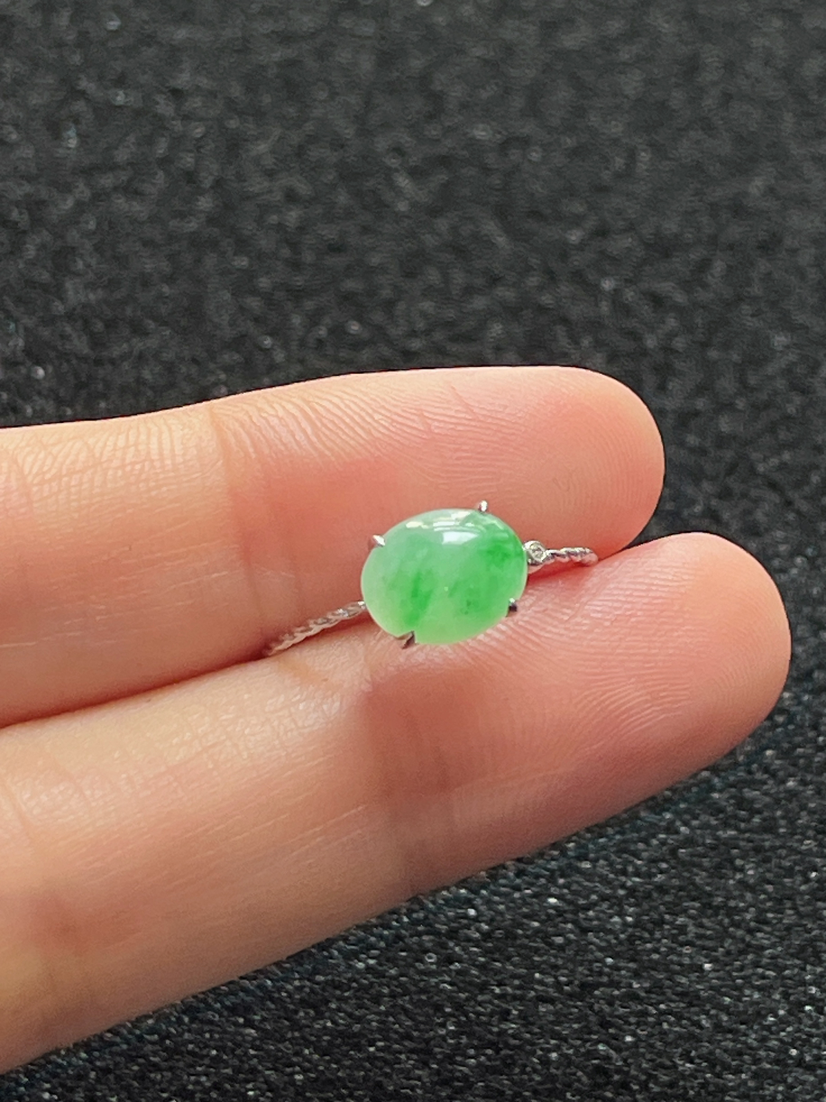 18k金翡翠绿色戒指