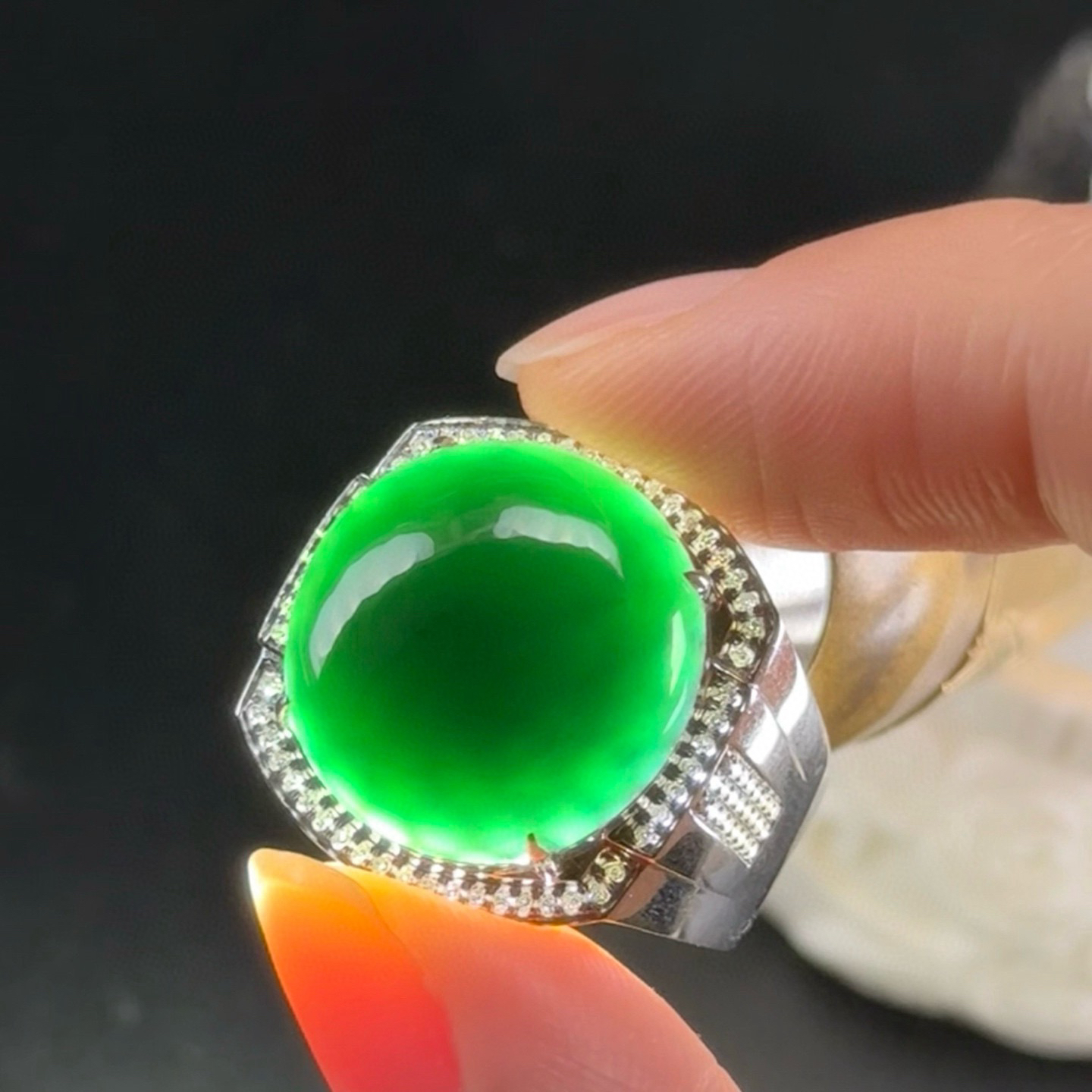 精品18k墨翠蛋面男戒 种好色正 黑度极好 打灯通透 油性十足 重金豪镶 尺寸17