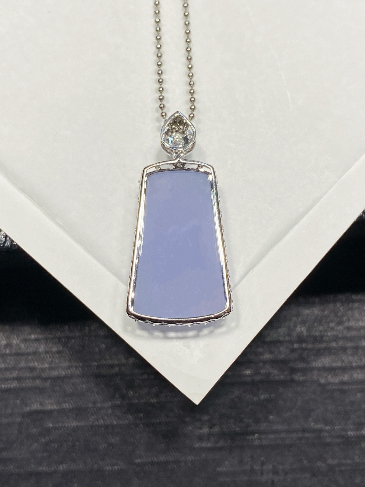 紫罗兰·无事牌
18k金伴钻
紫无事牌的温柔，融于玉的细腻，厚鼓超诱人～