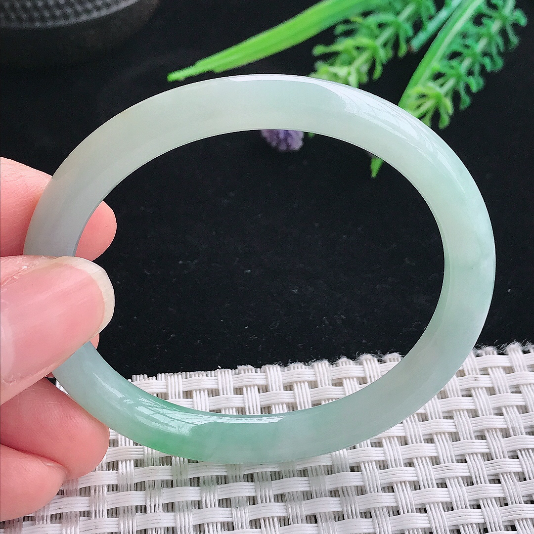 实拍A货翡翠52.5/48.5/7.4/7.2老坑冰胶水灵飘绿贵妃手镯叮当镯