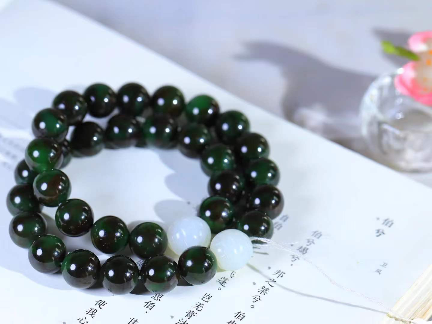 【珠圆玉润.手持】

精品和田玉碧玉珠圆玉润手持 玉质温润细腻  整串打磨圆润，佩戴舒适。珠珠落玉盘