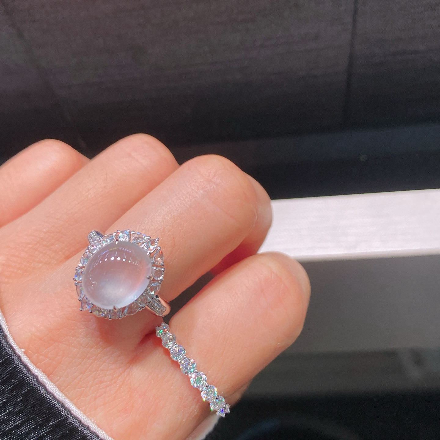 冰种蛋面戒指 
通透如冰，光泽细腻
18k金镶嵌，上手优雅
实物更美～