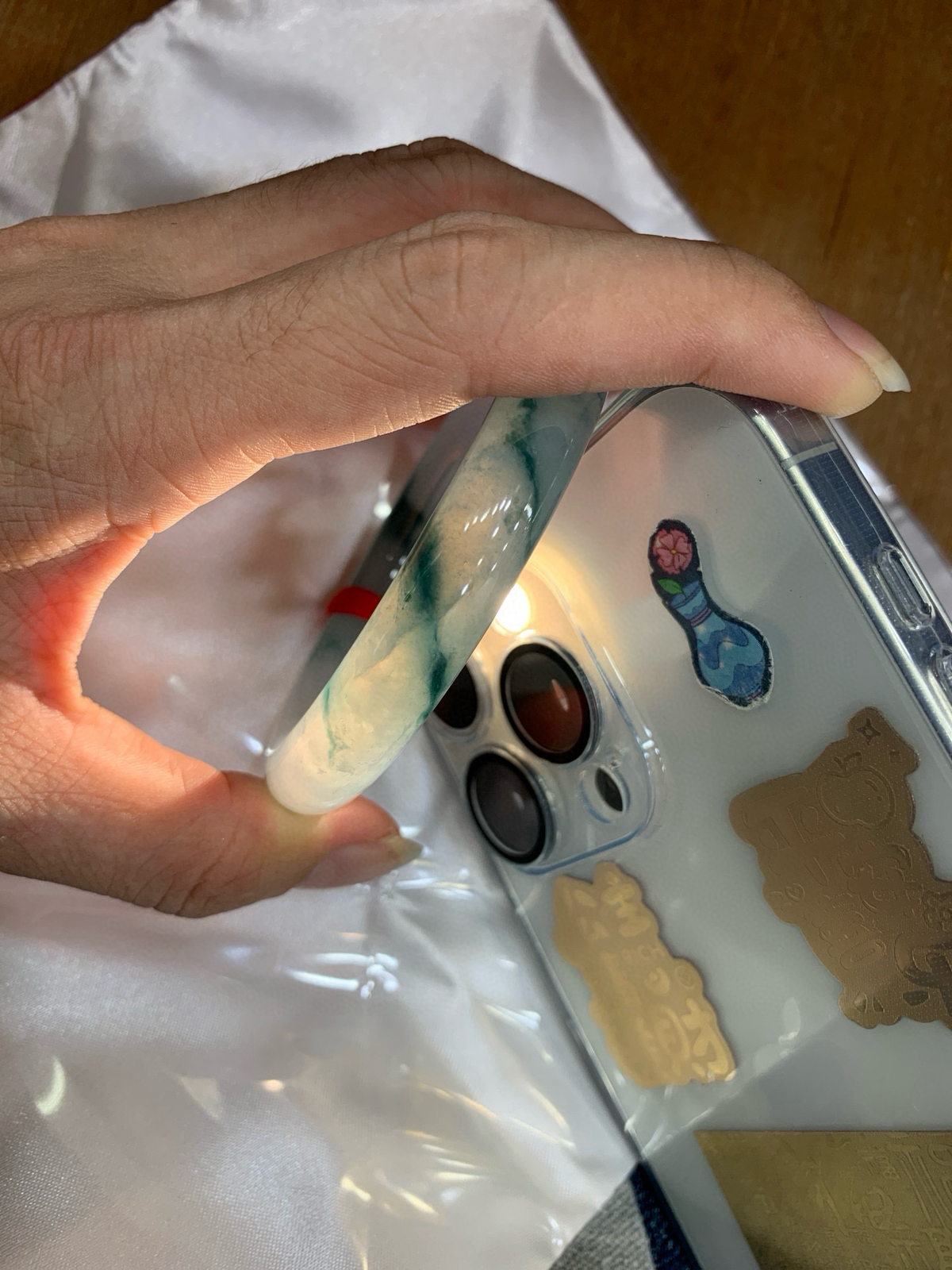 冰飘花圆条
54.1-10.3-10.6
底妆冰润白净，胶润的底妆中开出了朵朵兰花，半山半水的意境，勾勒出一幅唯美诗意的山水意境画