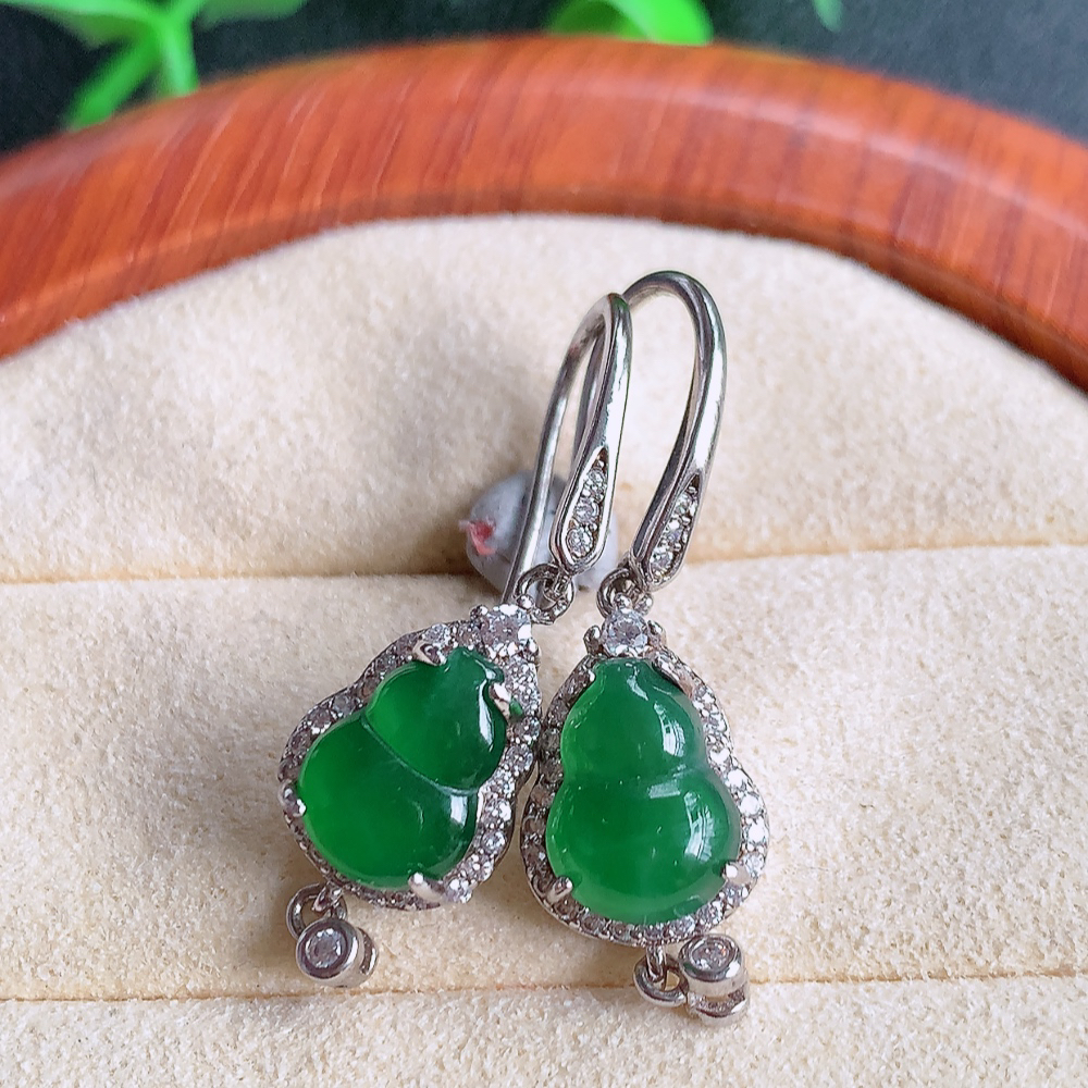 925银镶冰润满绿葫芦翡翠吊坠  寓意“福禄双全，加官进爵，财源滚滚” 莹润通透，抱满大气  清新脱俗    W481.25 取一整体 尺寸：19.5-9.2-5.2mm   裸石尺寸：9.5-7mm