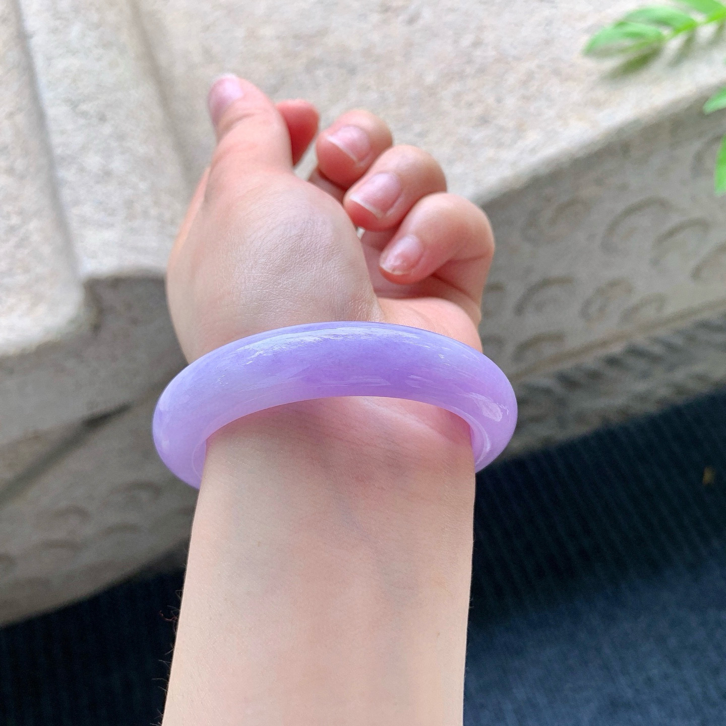 正圈50 51
【圈口】51.1/12/8.6
【描述】艳紫，满紫，水润，种老，细腻，无裂纹！