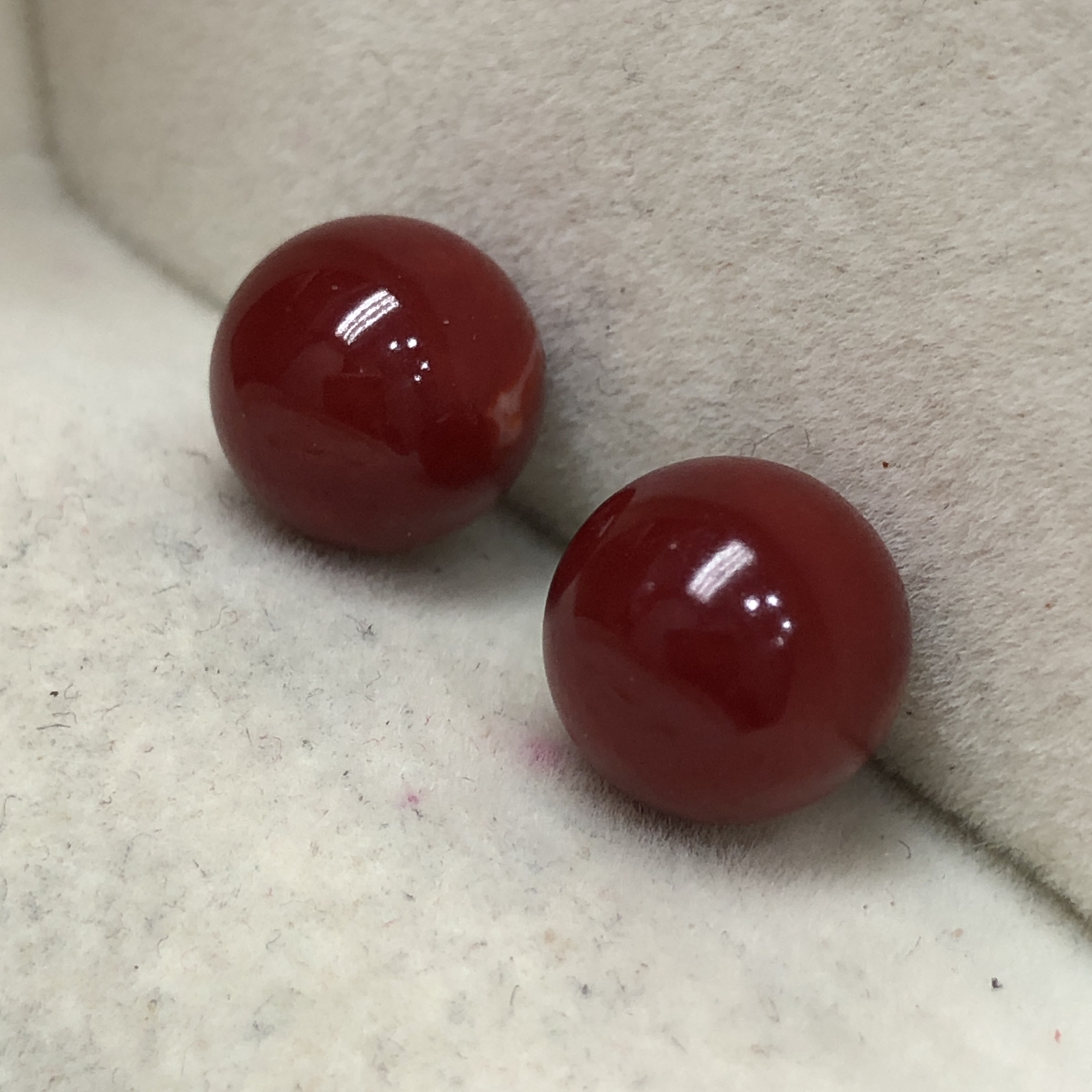 【天然日本阿卡赤血牛血红珊瑚9.7mm大圆珠对珠】天然无添加无优化，阿卡赤血牛血红颜色，光泽柔润透亮，直径约为9.7*9.7*9.7mm，重量2.57克，珊瑚本为佛教珍宝，来自深海千年生长，属于有机宝石，气场强大，稀少珍贵！收藏精品！传承宝贝！未打通孔，背面有阿卡标志性白芯眼，️自行设计耳饰，手镯，多宝等