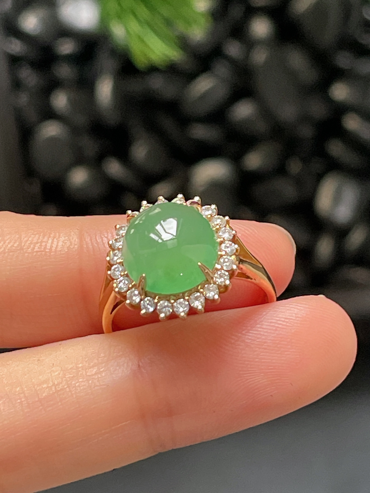 18k金翡翠绿色戒指