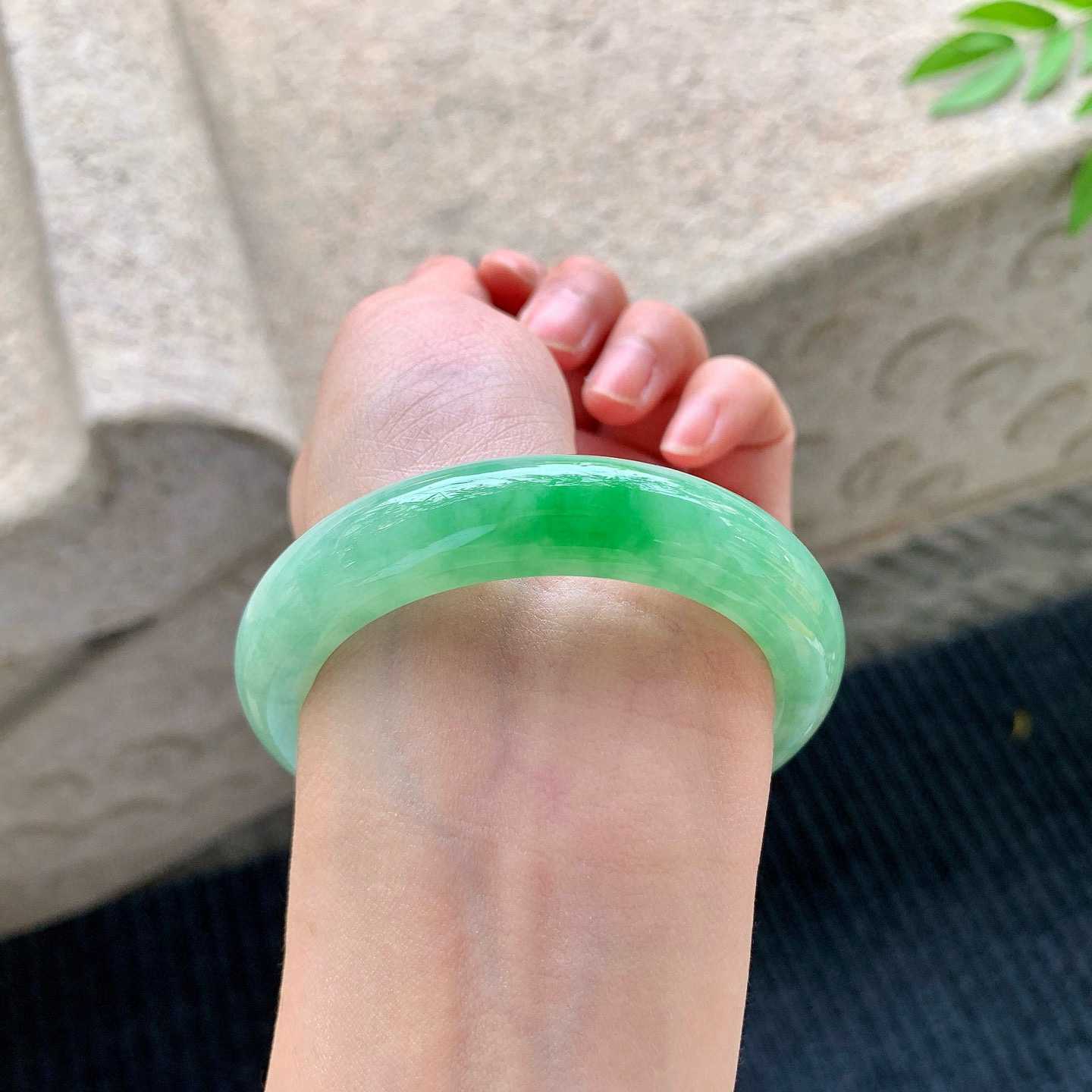 正圈51 52
【圈口】52.5/12.5/9
【描述】飘绿，水润，种老，细腻，无裂纹！