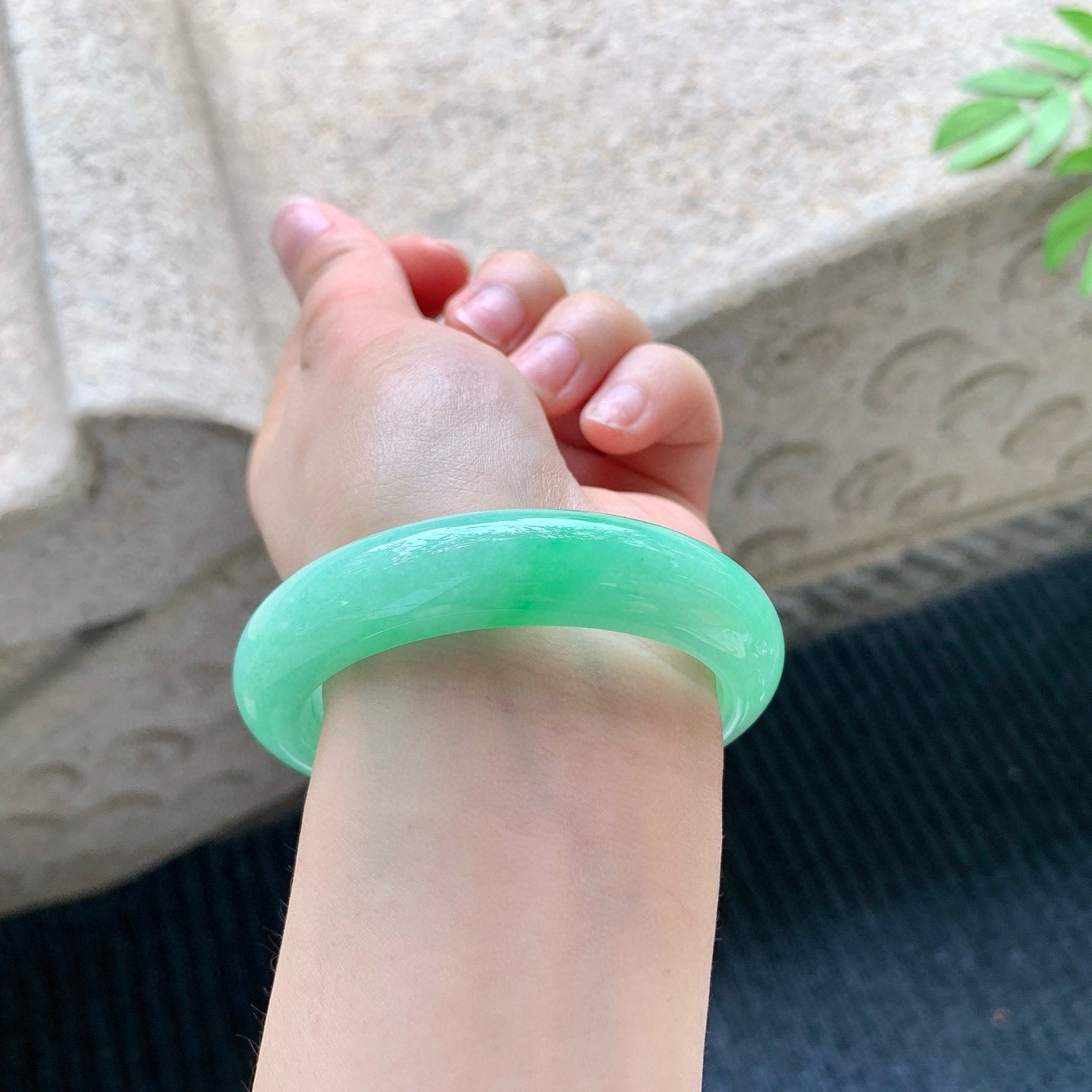 正圈52 53
【圈口】53.4/13/8.8
【描述】阳绿，满绿，水润，种老，细腻，无纹裂！