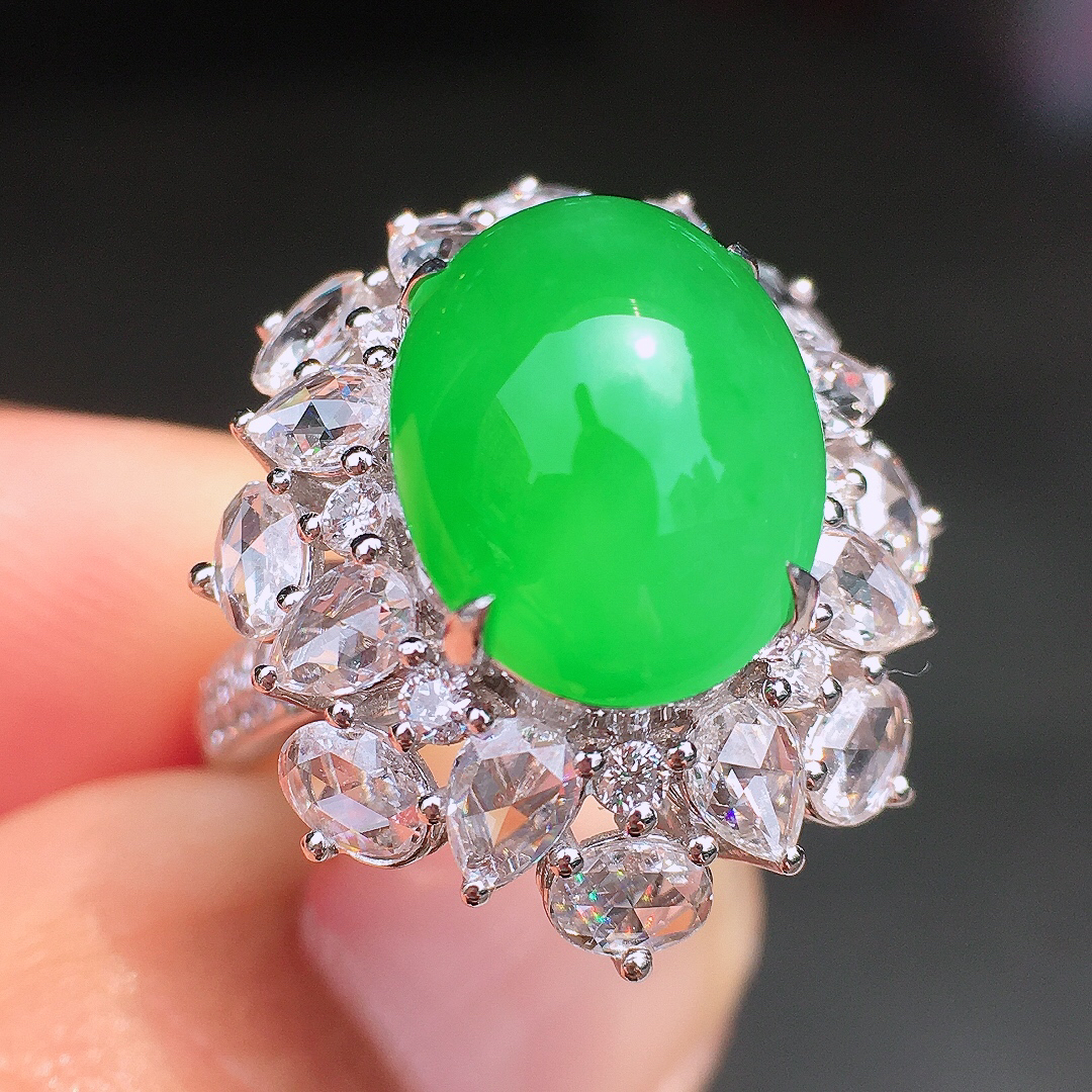 阳绿蛋面戒指，色泽均匀艳丽，玉质细腻，荧光感超
强，饱满圆润，尽显优雅气质，18k
金豪华镶嵌