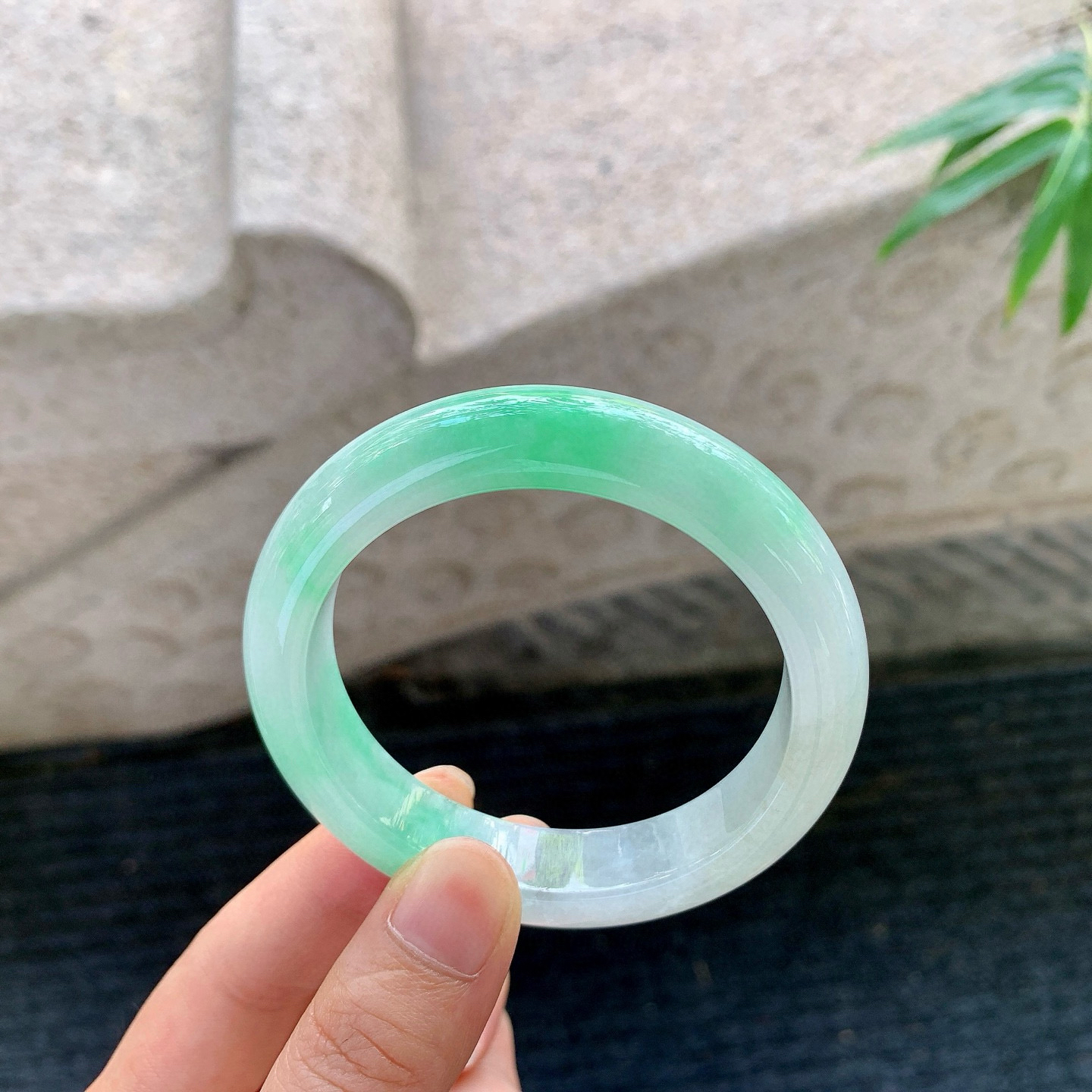 正圈53 54
【圈口】54/12.5/8.7
【描述】细糯飘绿，水润，种老，细腻，无纹裂！