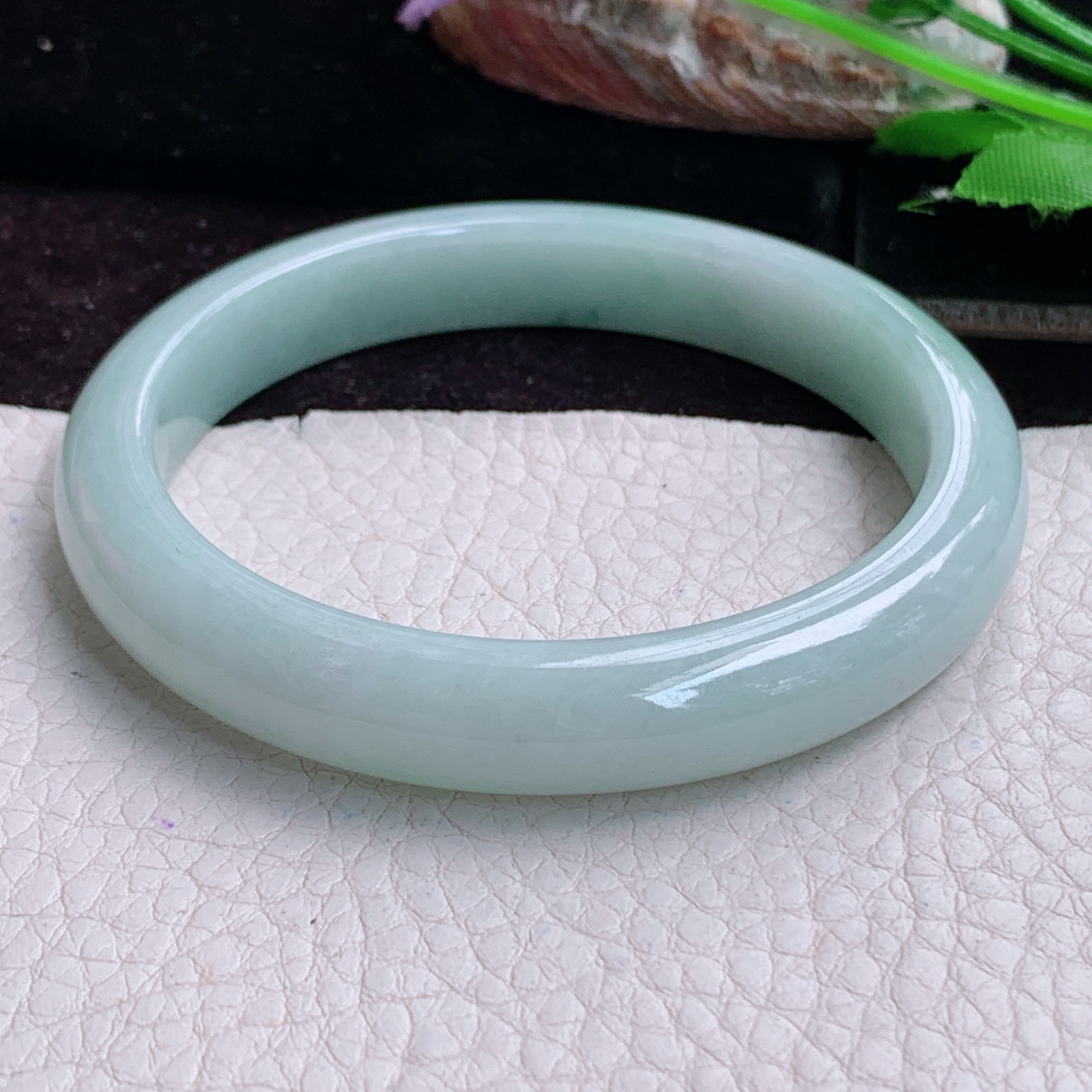xx大圈口60*11*8平安镯 天然翡翠A货手镯浅绿飘花宽边正圈玉镯子