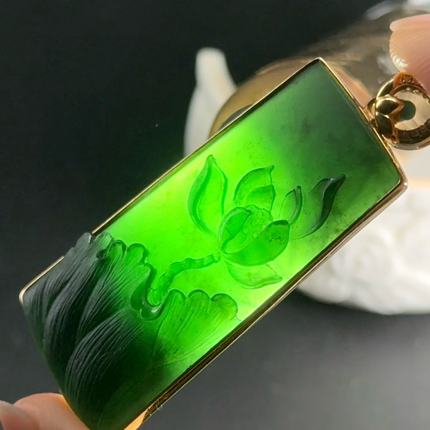 精品18k墨翠莲花牌 种好色正 黑度极好 打灯通透 油性十足  尺寸54.3