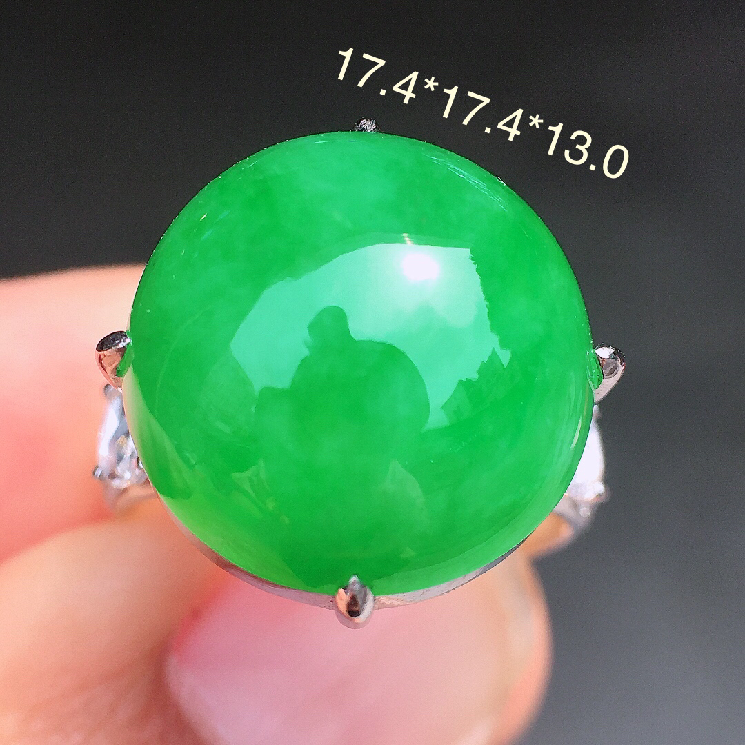 阳绿蛋面戒指，色泽均匀艳丽，玉质细腻，荧光感超
强，饱满圆润，尽显优雅气质，18k
金豪华镶嵌