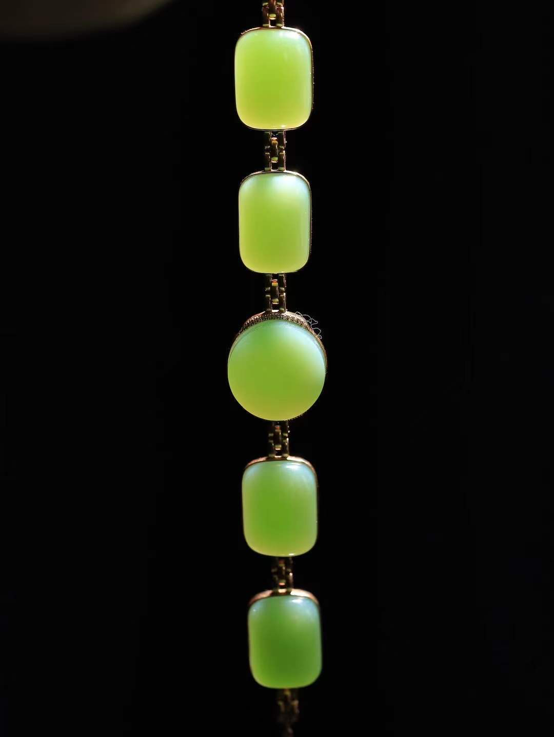 【金镶玉.手链】

收藏级臻品️18K金镶嵌和田玉碧玉手链，以珍稀之礼，寄永恒之愿  和田玉自古为“消灾之灵”，护佑身心康泰；18K金以精工錾刻，如丝绦缠绕，喻意将好运紧系腕间。无论是本命年祈福，亦或日常相伴，皆成随身守护。  重25.6克  尺寸取一16.5-12.5mm 23372633T