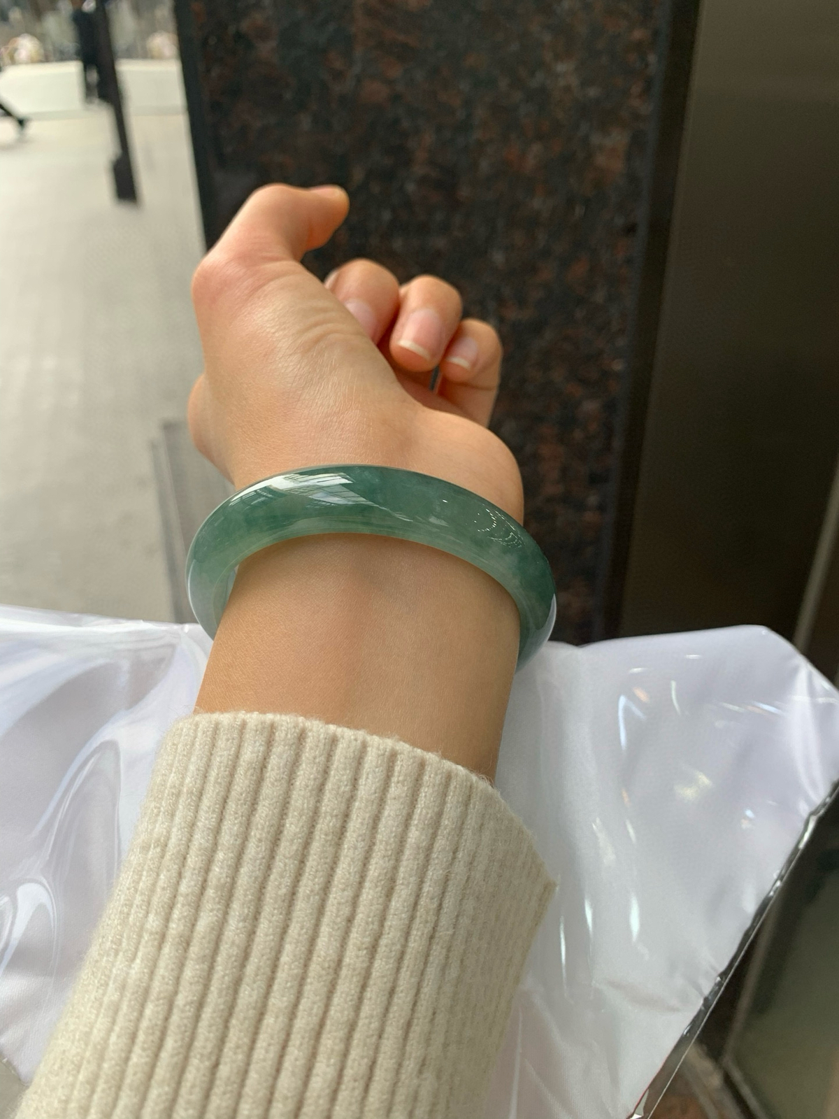 冰油绿贵妃，无纹裂
56.5+49.5-13.2-7.2
底妆冰透细腻，满圈油绿底，色泽浓郁得像茂密的森林，神秘又不失贵气，韵味悠长，上手彰显古典之美