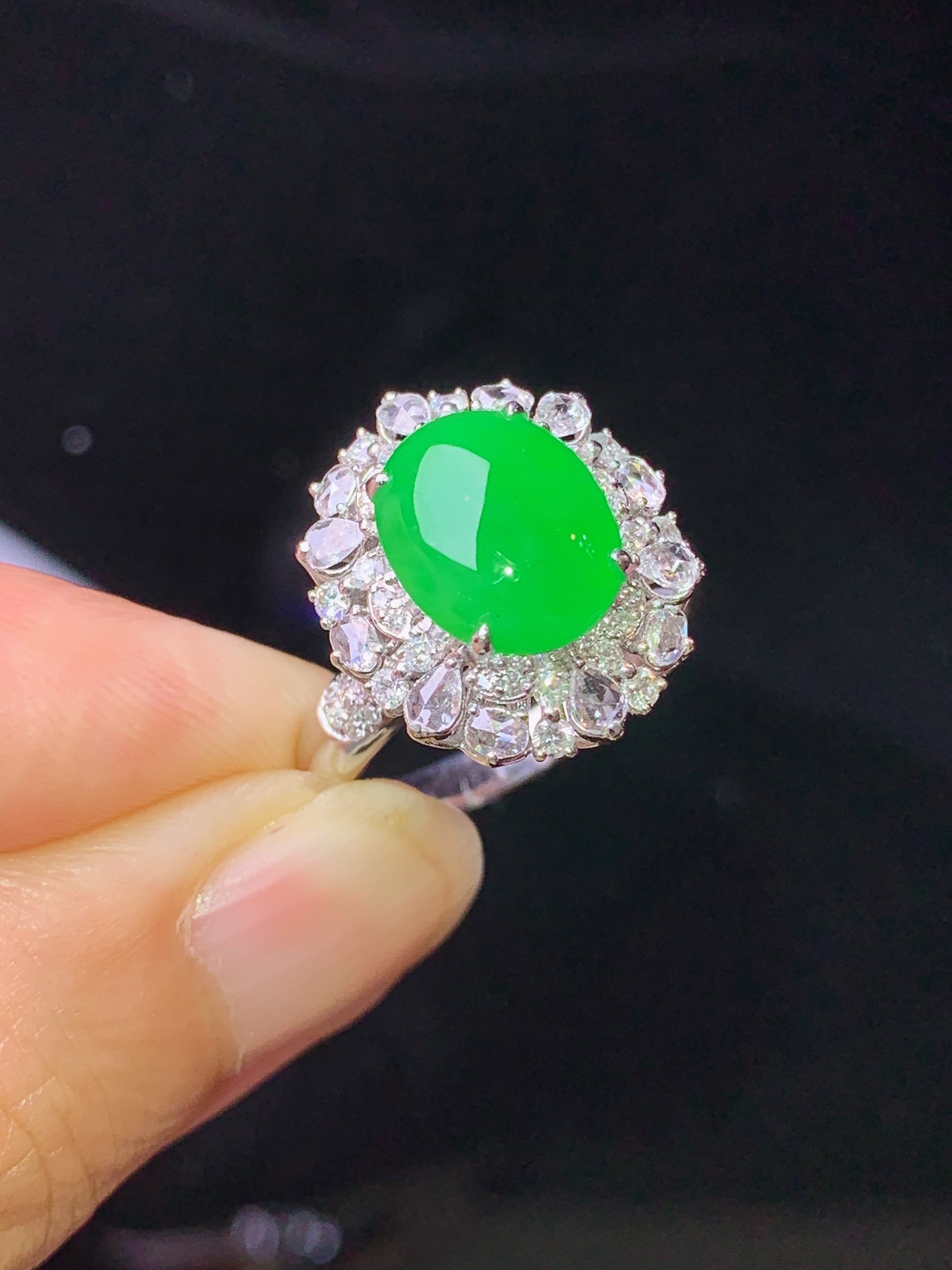 18k金钻镶嵌满绿蛋面戒指 玉质细腻 色泽艳丽清新 水润亮眼 圈口14 整体尺寸16.8*14.6*