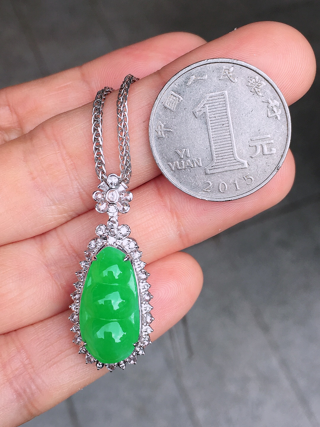 阳绿福豆吊坠，色泽均匀艳丽，玉质细腻，荧光感超
强，饱满圆润，尽显优雅气质，18k
金豪华镶嵌