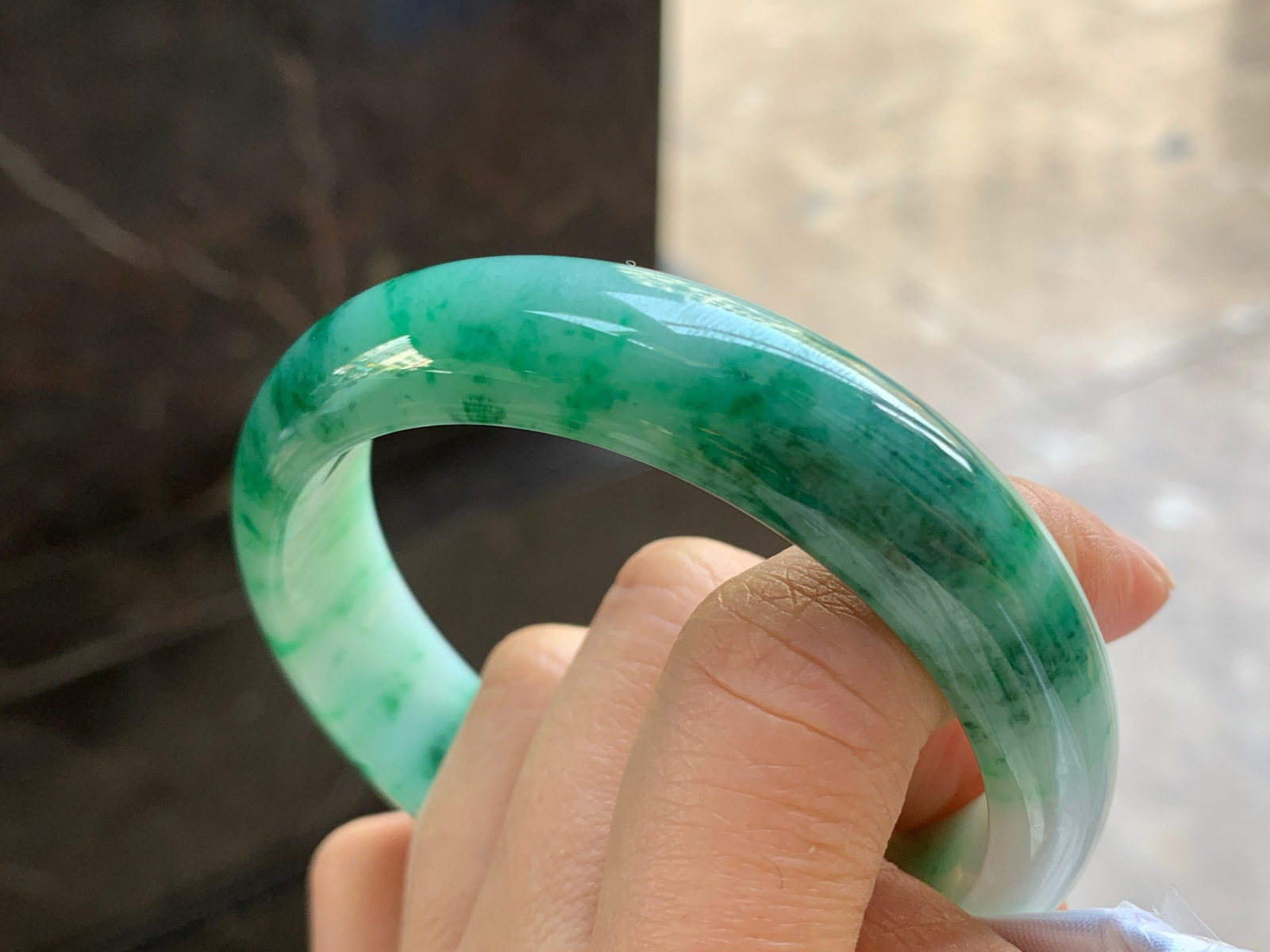 56.5-14.3-7.6

辣绿色手镯^_^鲜艳 玉质温润