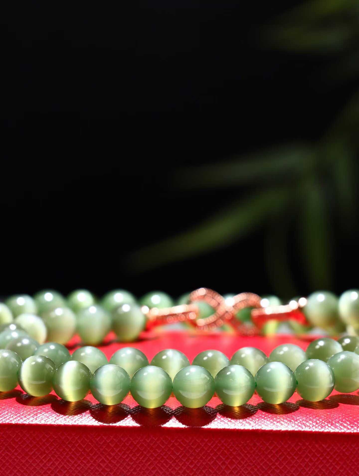 【珠圆玉润】

精品和田玉碧玉猫眼项链 玉质温润细腻  眼线灵动，整串打磨圆润，佩戴舒适。珠珠落玉盘，间关莺语花底滑，一生美好时光，无论身在何处，都有它相伴相守。事事顺遂，幸福美满，吉祥如意。重46.3克 尺寸取一8mm  
2FSO16824203126