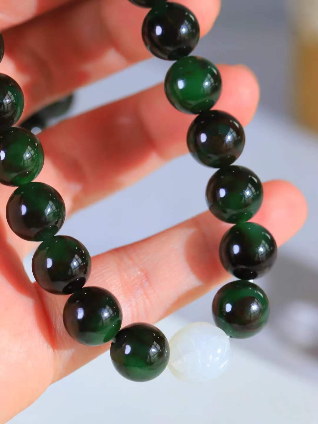 【珠圆玉润.手持】

精品和田玉碧玉珠圆玉润手持 玉质温润细腻  整串打磨圆润，佩戴舒适。珠珠落玉盘，间关莺语花底滑，一生美好时光，无论身在何处，都有它相伴相守。事事顺遂，幸福美满，吉祥如意。重95克 尺寸取一12mm  FDT-36302623