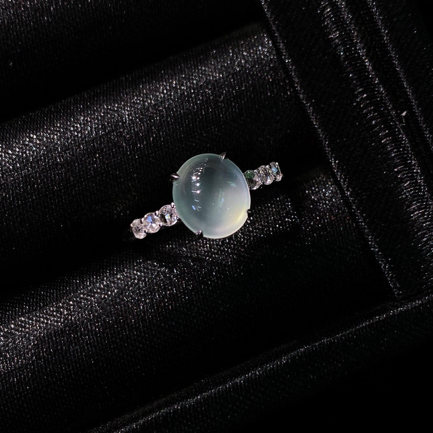 高冰蛋面戒指 
种质细腻，种水超赞
18k金镶嵌，低调又精致，实物更美～