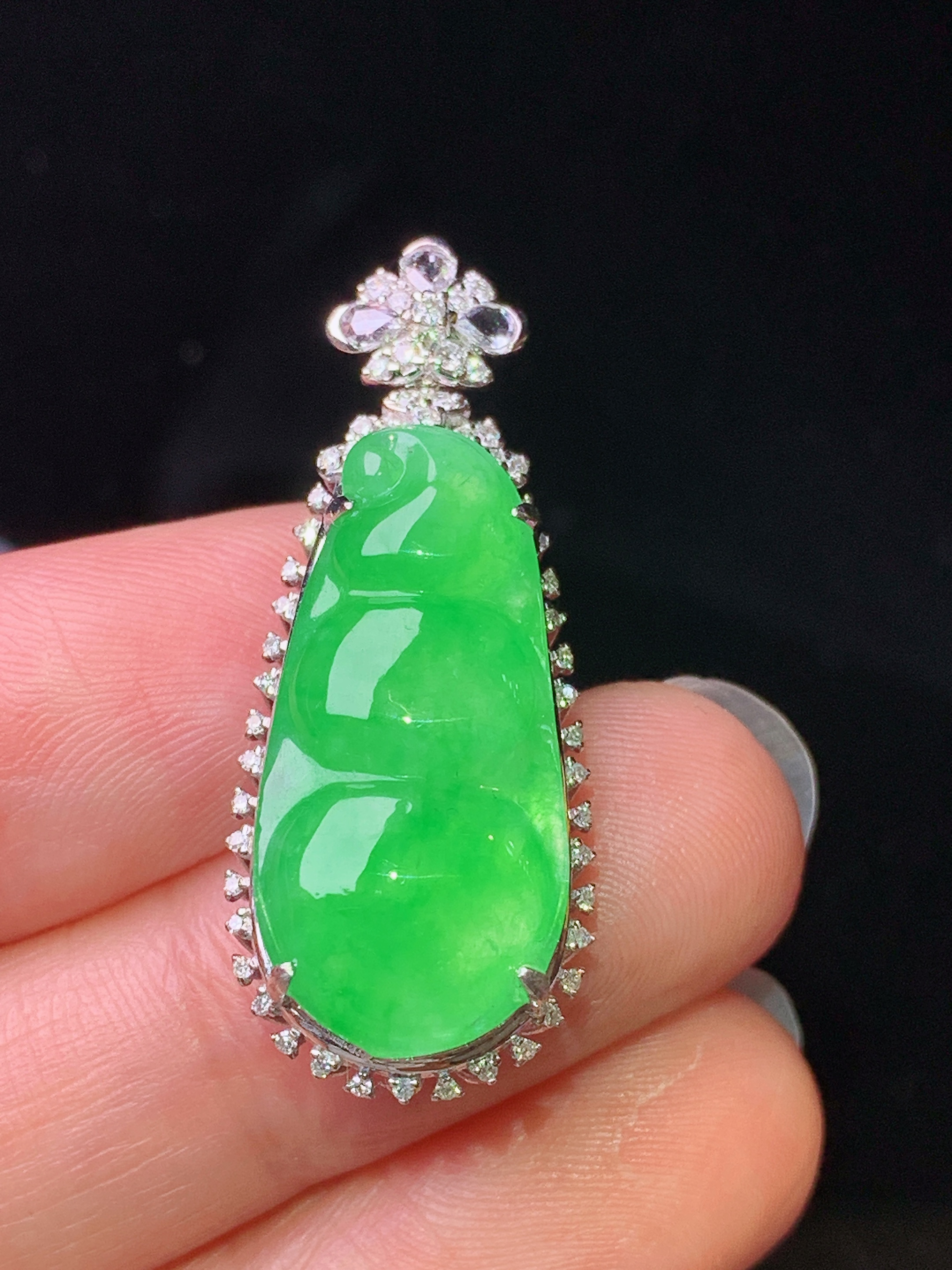 18k金钻镶嵌翠绿四季豆吊坠 玉质细腻 色泽艳丽清新 水润亮眼 整体尺寸34*13.5*8j2