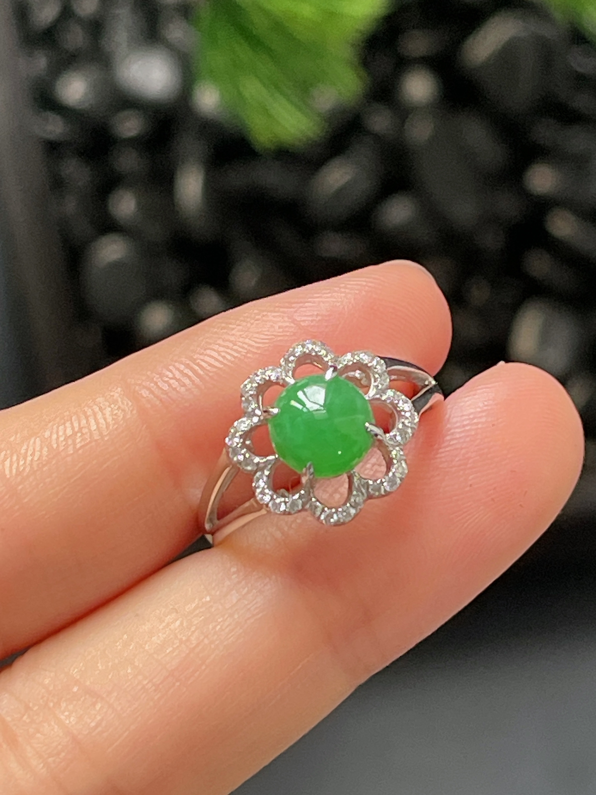 18k金翡翠绿色戒指