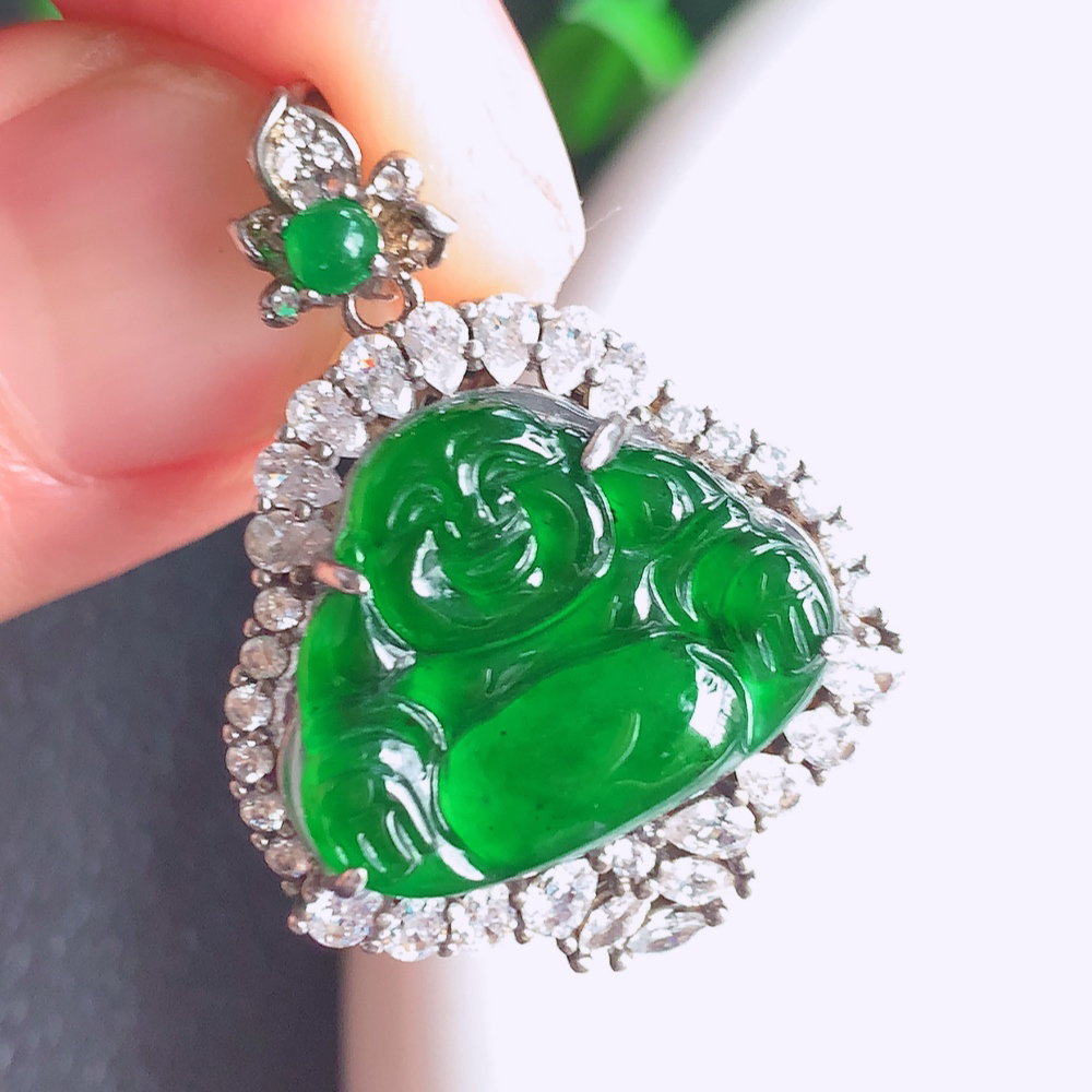 冰润满绿925银镶佛公挂件 玉质细腻  精雕弥勒佛，笑佛福耳垂肩，面相喜庆，开怀大笑，憨态可掬。惟妙惟肖，寓意福禄双全，吉祥美满，笑口常开 W481.25  整体尺寸：31-22.5-10.5mm   裸石尺寸：15-18.5mm
