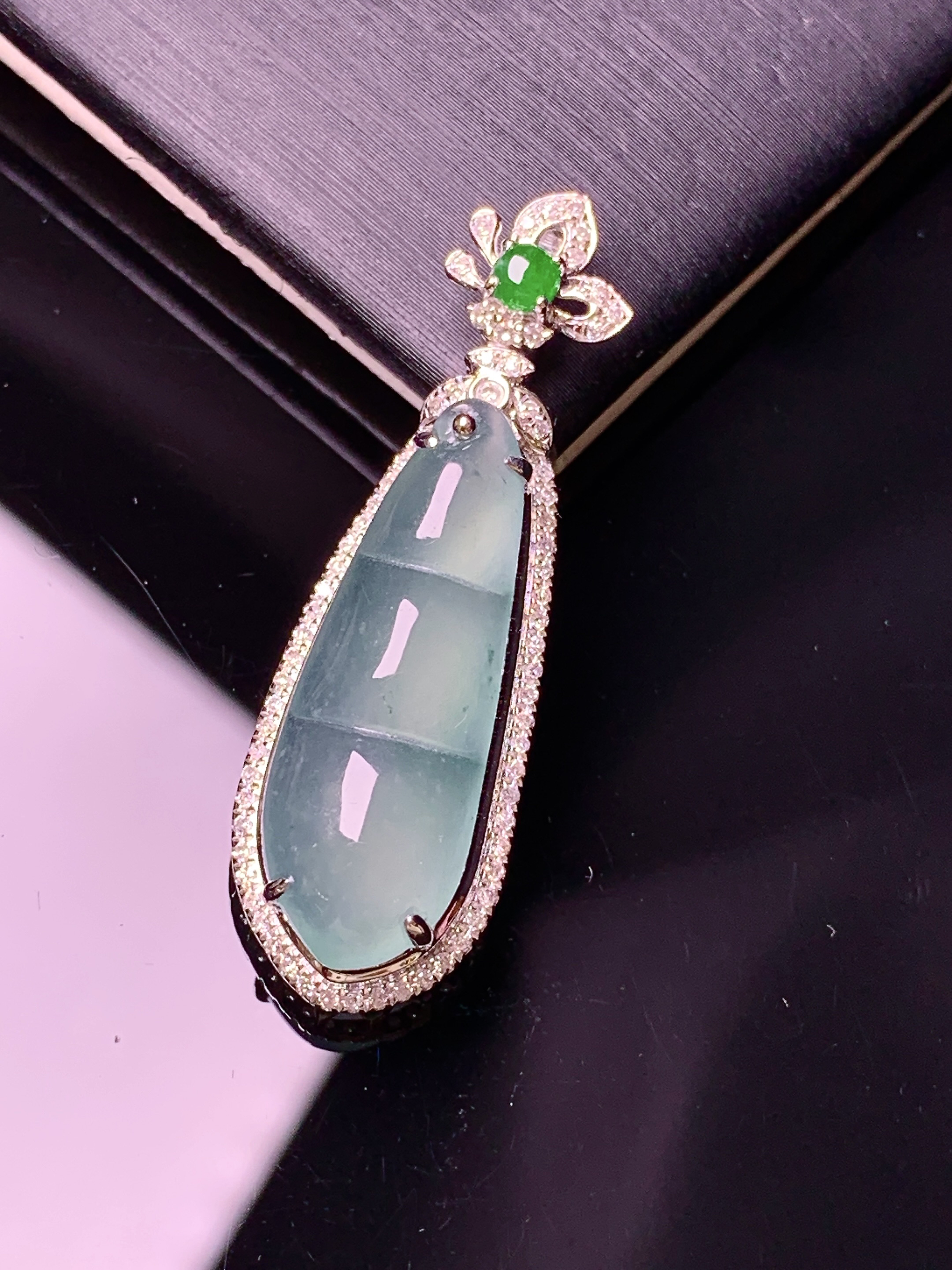 18k金钻镶嵌冰种四季豆吊坠 玉质细腻 色泽艳丽清新 水润亮眼 整体尺寸37.3*12*7.8f3