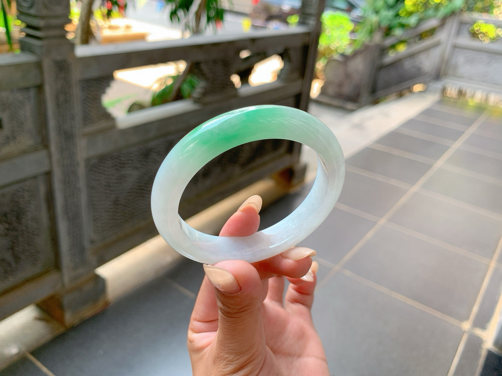 ｜55圈口
白底青翡翠手镯，飘一截辣绿色，鲜艳大气，整体冰冰润润的，俏丽夺目，