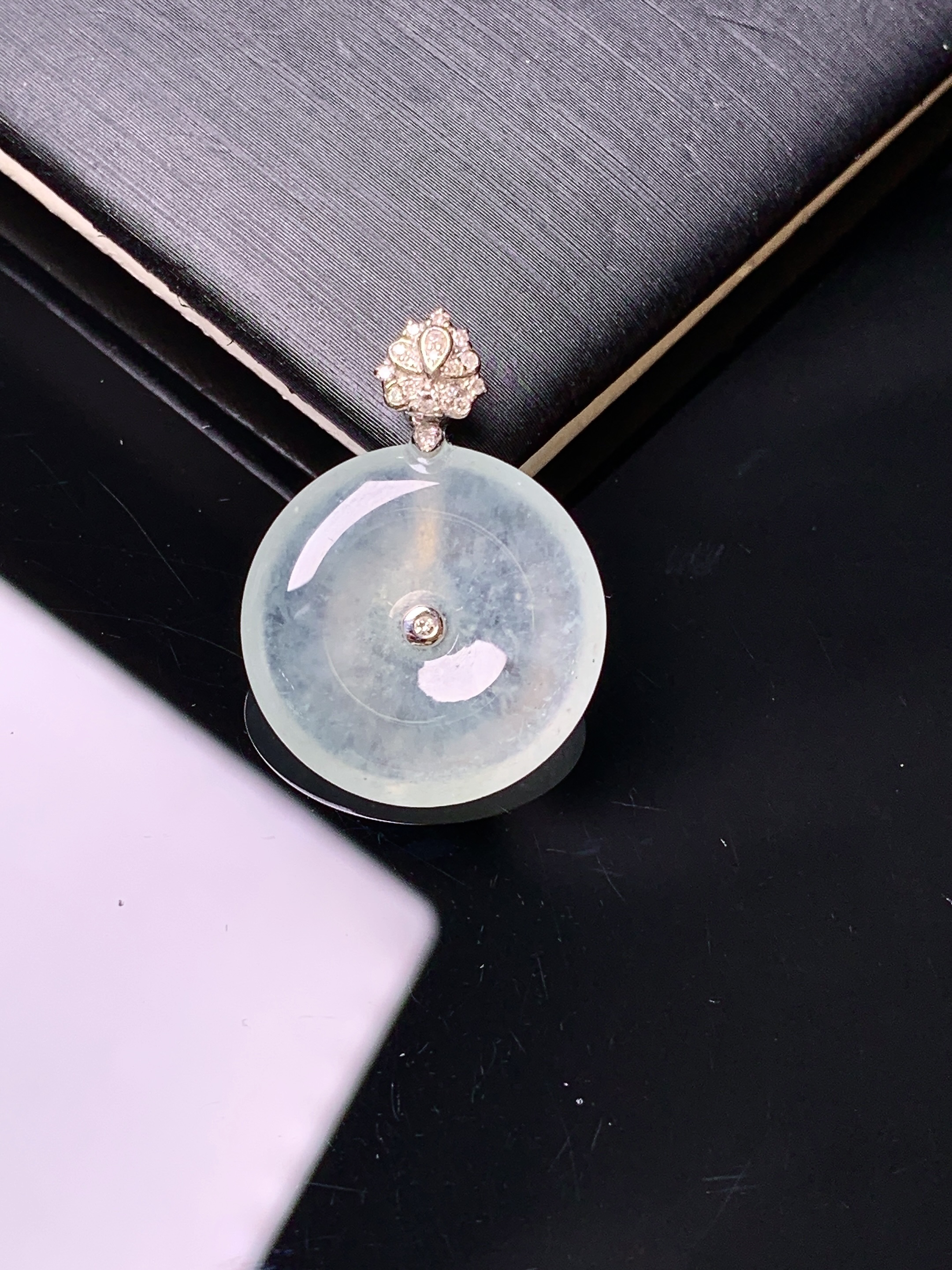 18k金钻镶嵌冰种平安扣吊坠 玉质细腻 色泽艳丽清新 水润亮眼 整体尺寸23.7*17.5*4c1