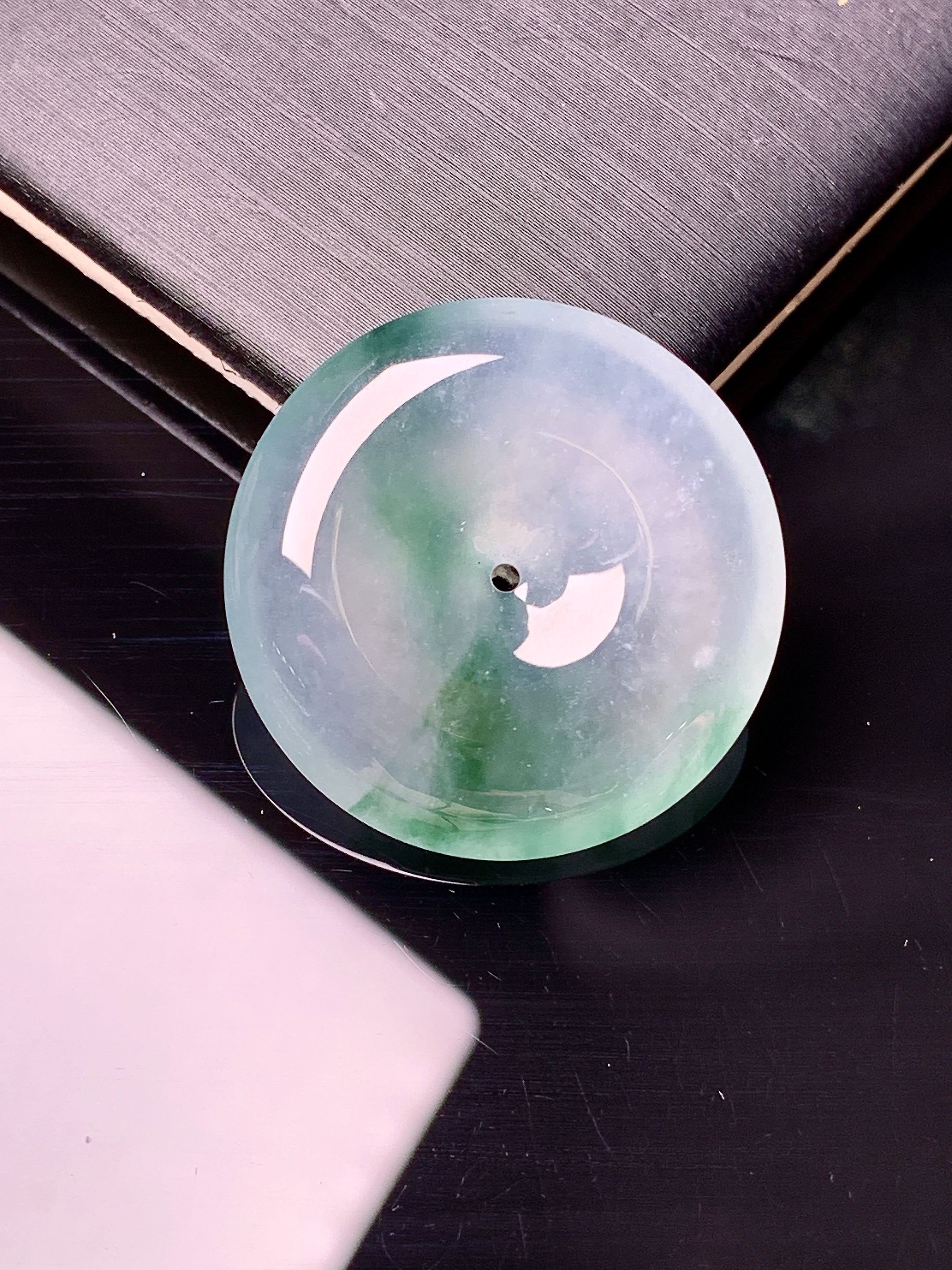 冰种飘绿平安扣吊坠 玉质细腻 色泽艳丽清新 水润亮眼 整体尺寸26.7*5.7c1