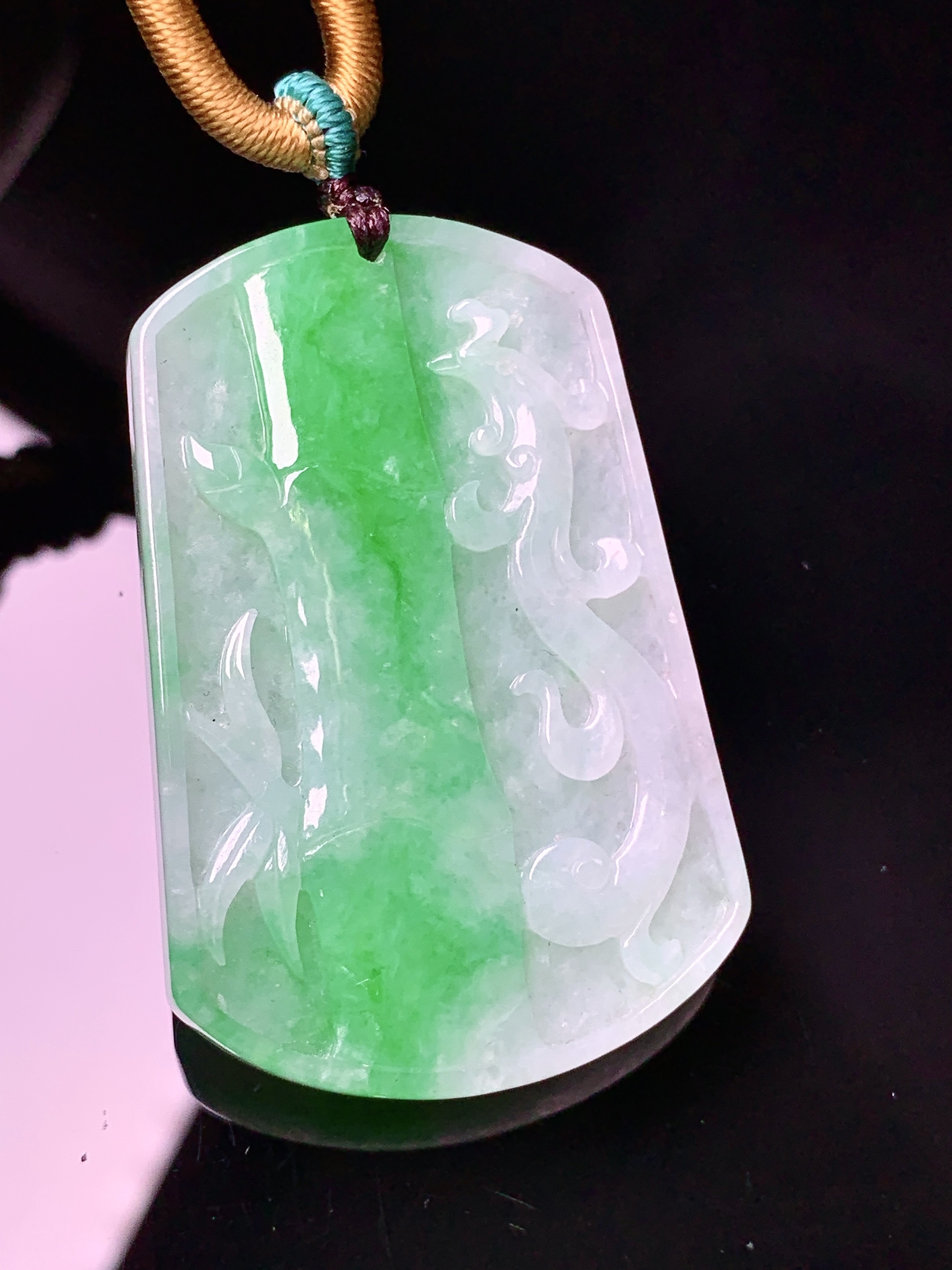飘绿竹节牌吊坠 玉质细腻 色泽艳丽清新 水润亮眼 整体尺寸44.5*29.7*5.2c1