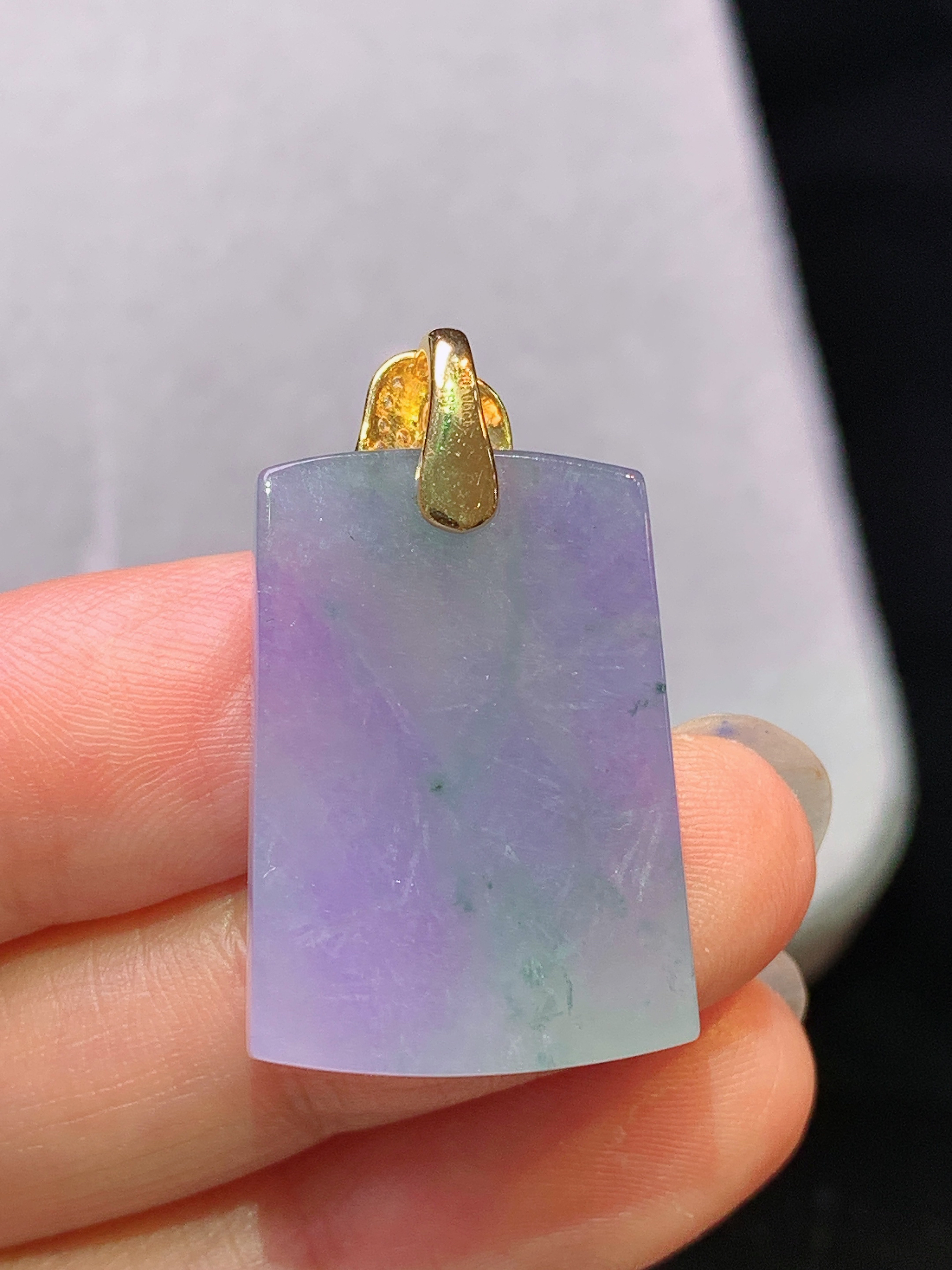 18k金镶嵌紫罗兰无事牌吊坠 玉质细腻 色泽艳丽清新 水润亮眼 整体尺寸30.5*18*4m5