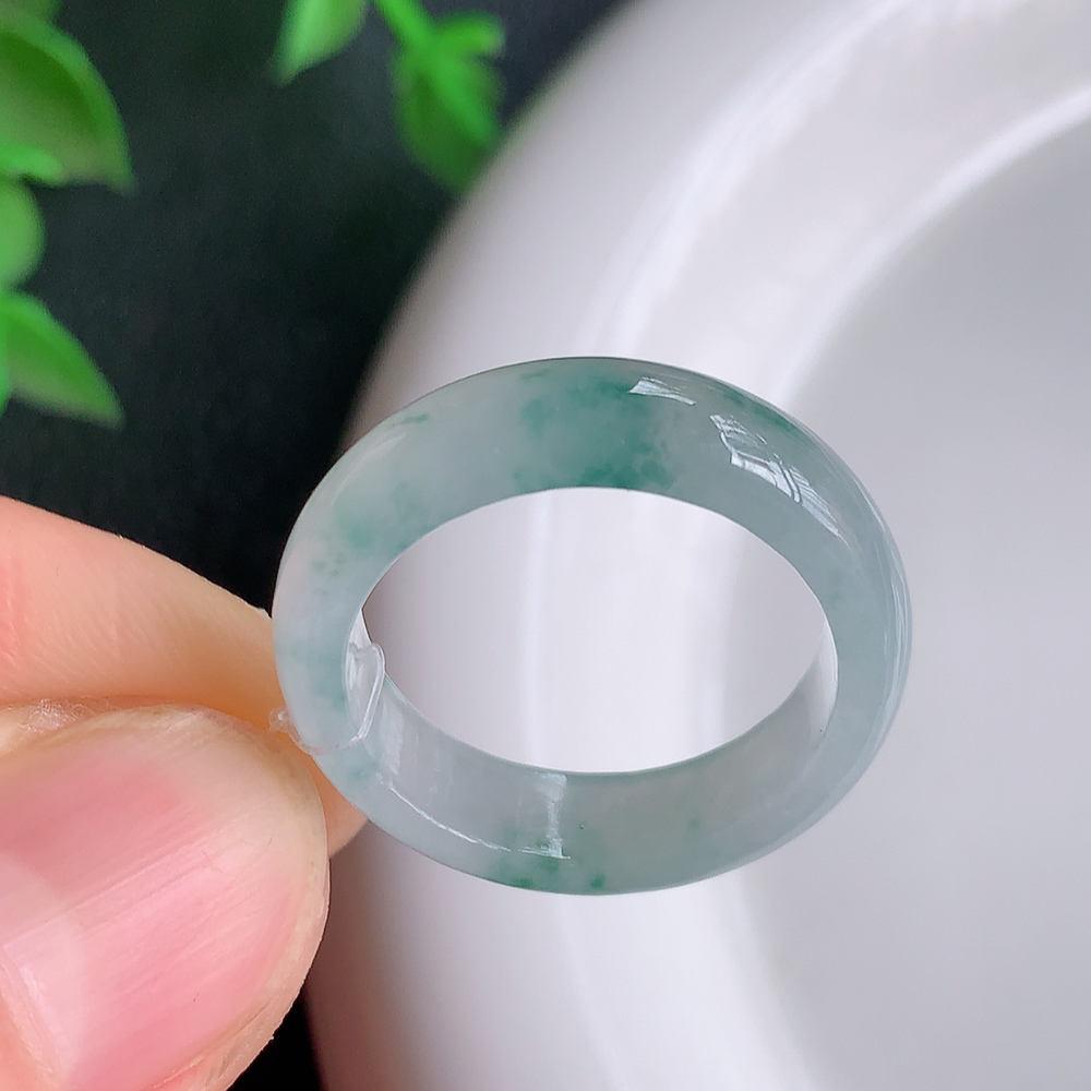 冰润飘花精美环形翡翠戒指  玉质细腻  冰清玉润  飘花灵动  颜色漂亮  W49.25 内径尺寸：18-5.5-3mm