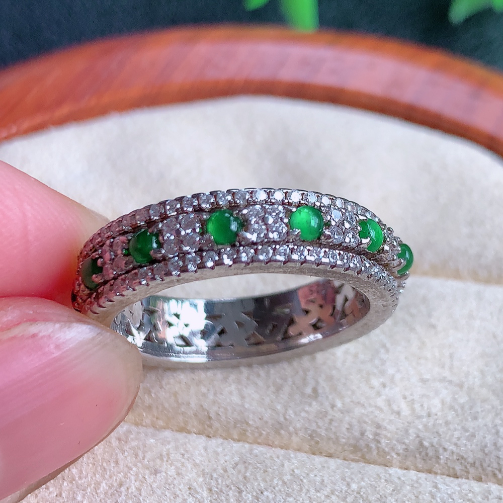 冰润满绿925银镶翡翠戒指  玉质细腻  冰清玉润  飘花灵动  颜色漂亮  W481.25   内径尺寸：18-5.5-3mm   裸石尺寸：2mm