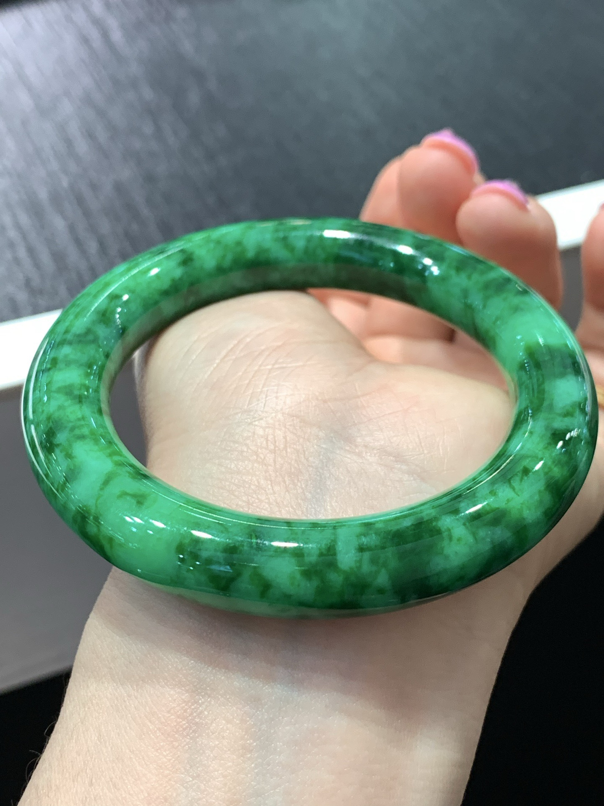 尺寸55.4/11.3/11.7，辣绿圆条手镯
水润细腻 有种有色