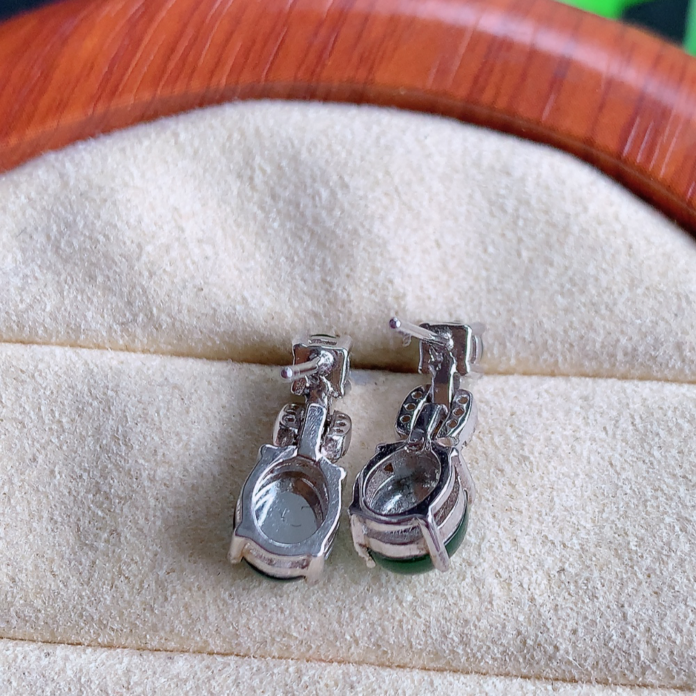 冰满绿翡翠925银镶嵌耳钉，自然光实拍，翠色灵动，颜色漂亮，种老水足，品相佳，佩戴佳品！W502.25  取一整体尺寸：15.8-6-5.8mm  裸石尺寸：6.8-5.5mm