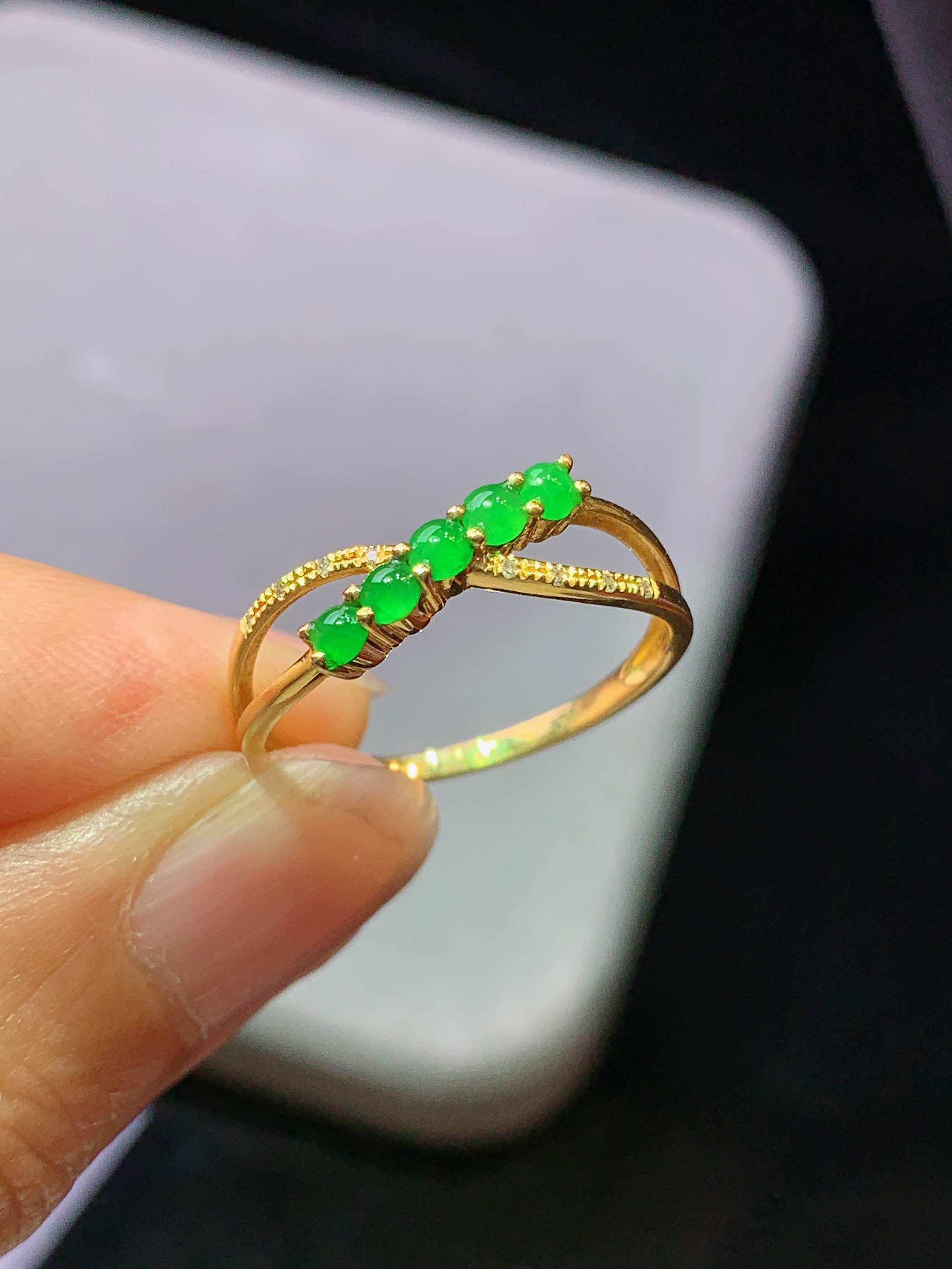 18k金钻镶嵌满绿蛋面组合戒指 玉质细腻 色泽艳丽清新 水润亮眼 圈口13.5 整体尺寸2.2*2yz