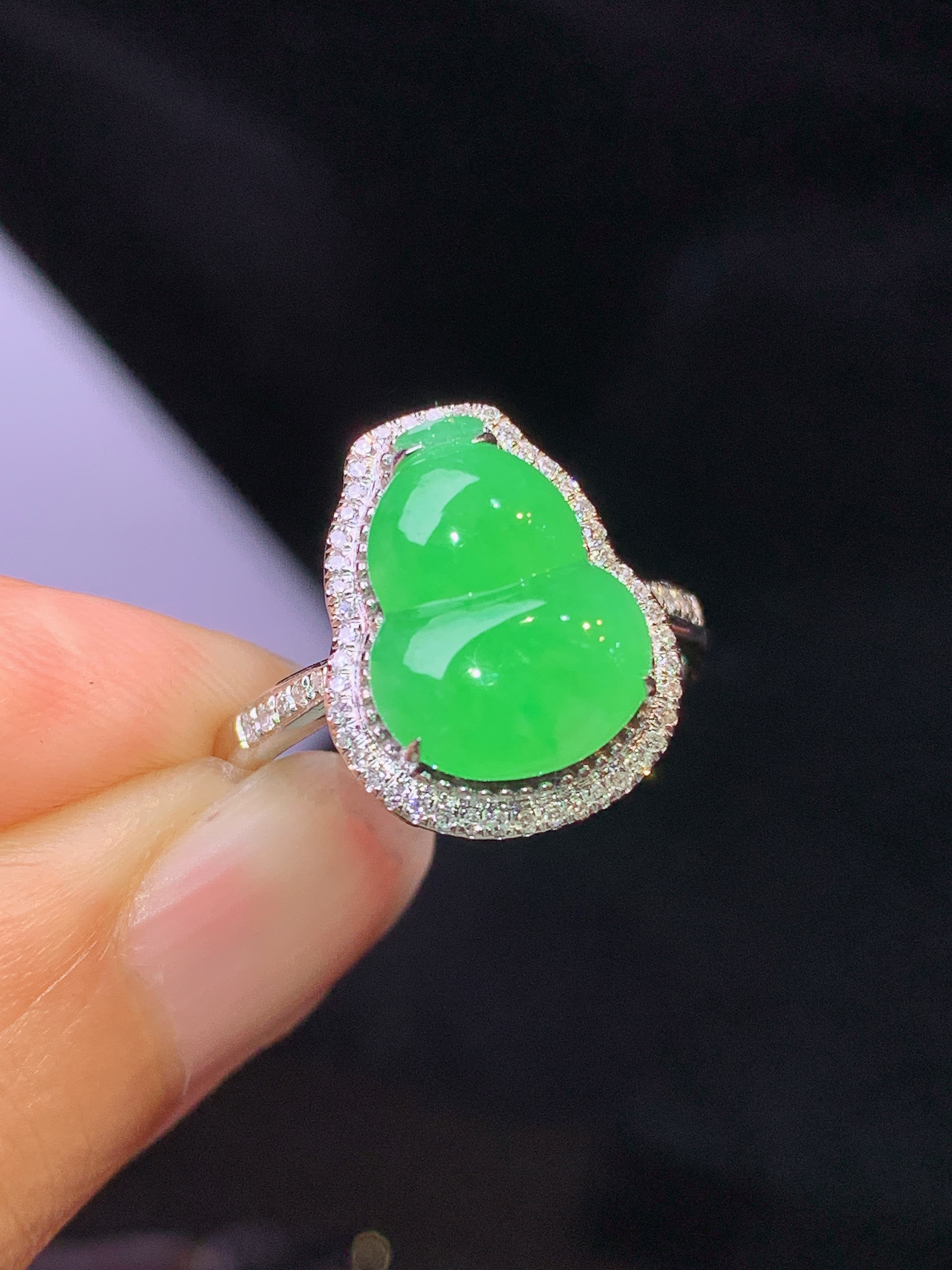 18k金钻镶嵌翠绿葫芦吊坠 玉质细腻 色泽艳丽清新 水润亮眼 圈口13.5 整体尺寸15*12*7.