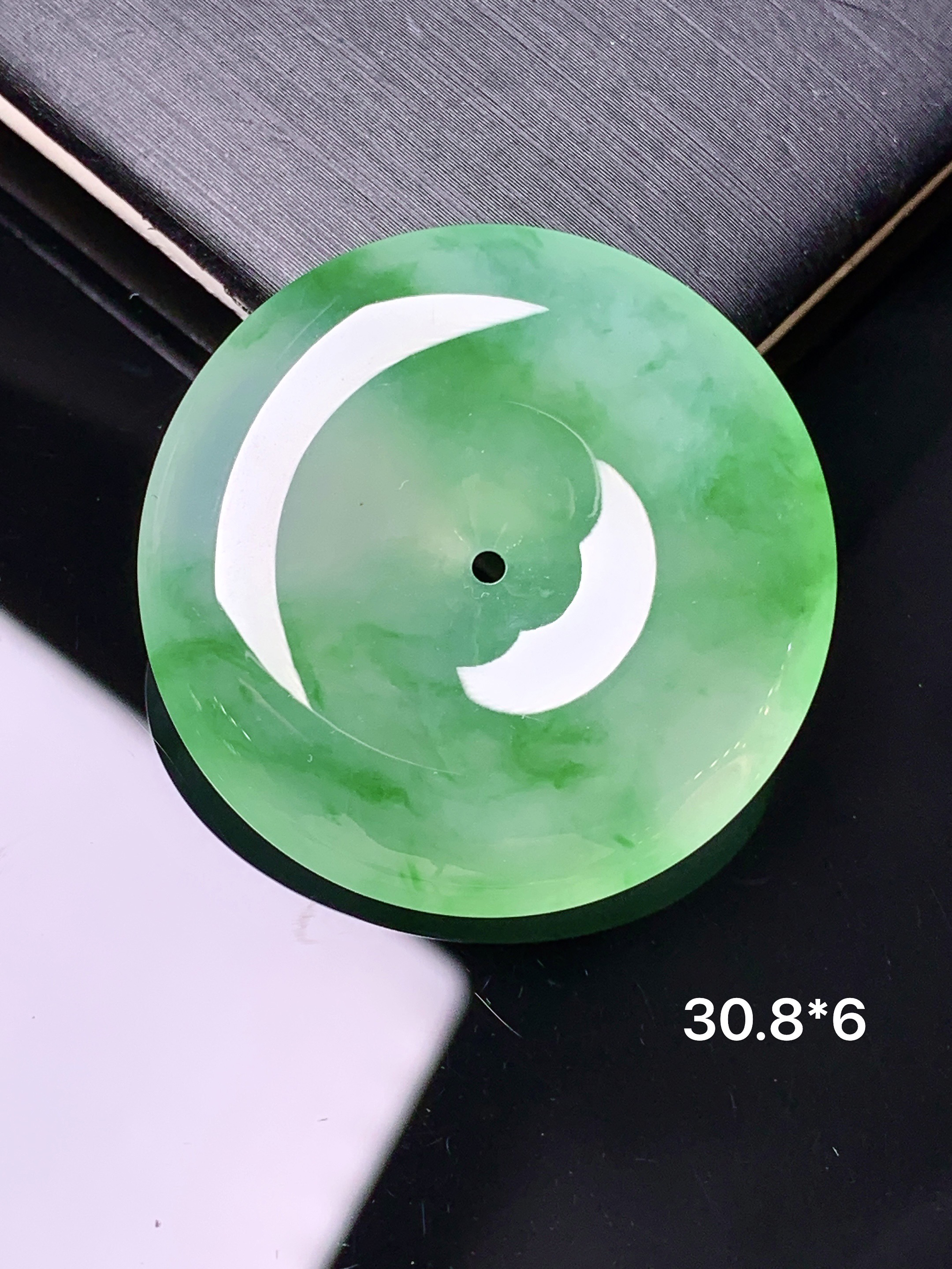 冰种飘绿平安扣吊坠 玉质细腻 色泽艳丽清新 水润亮眼 整体尺寸30.8*6x1