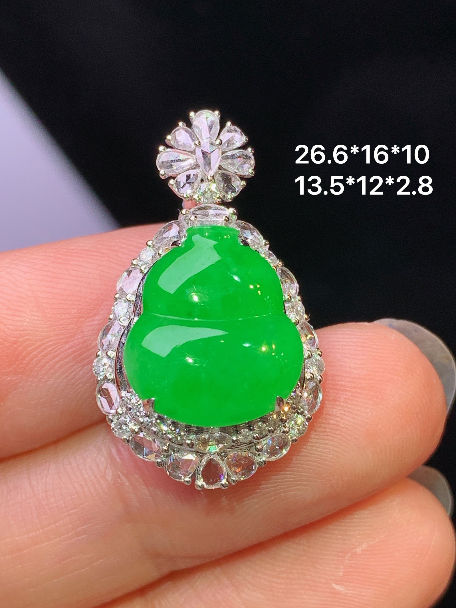 18k金钻镶嵌满绿葫芦吊坠 玉质细腻 色泽艳丽清新 水润亮眼 整体尺寸26.6*16*10h1